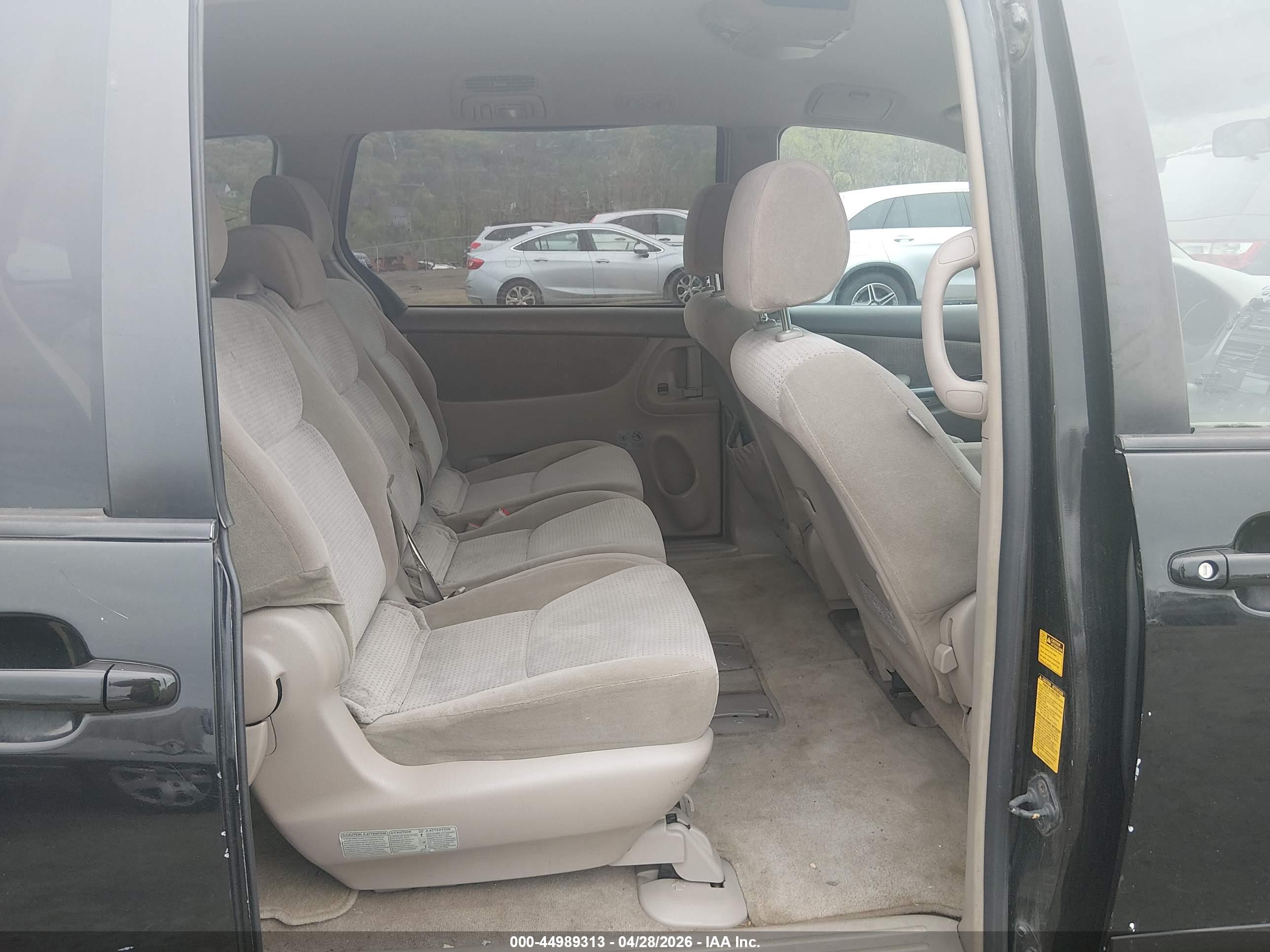 TOYOTA SIENNA image 8