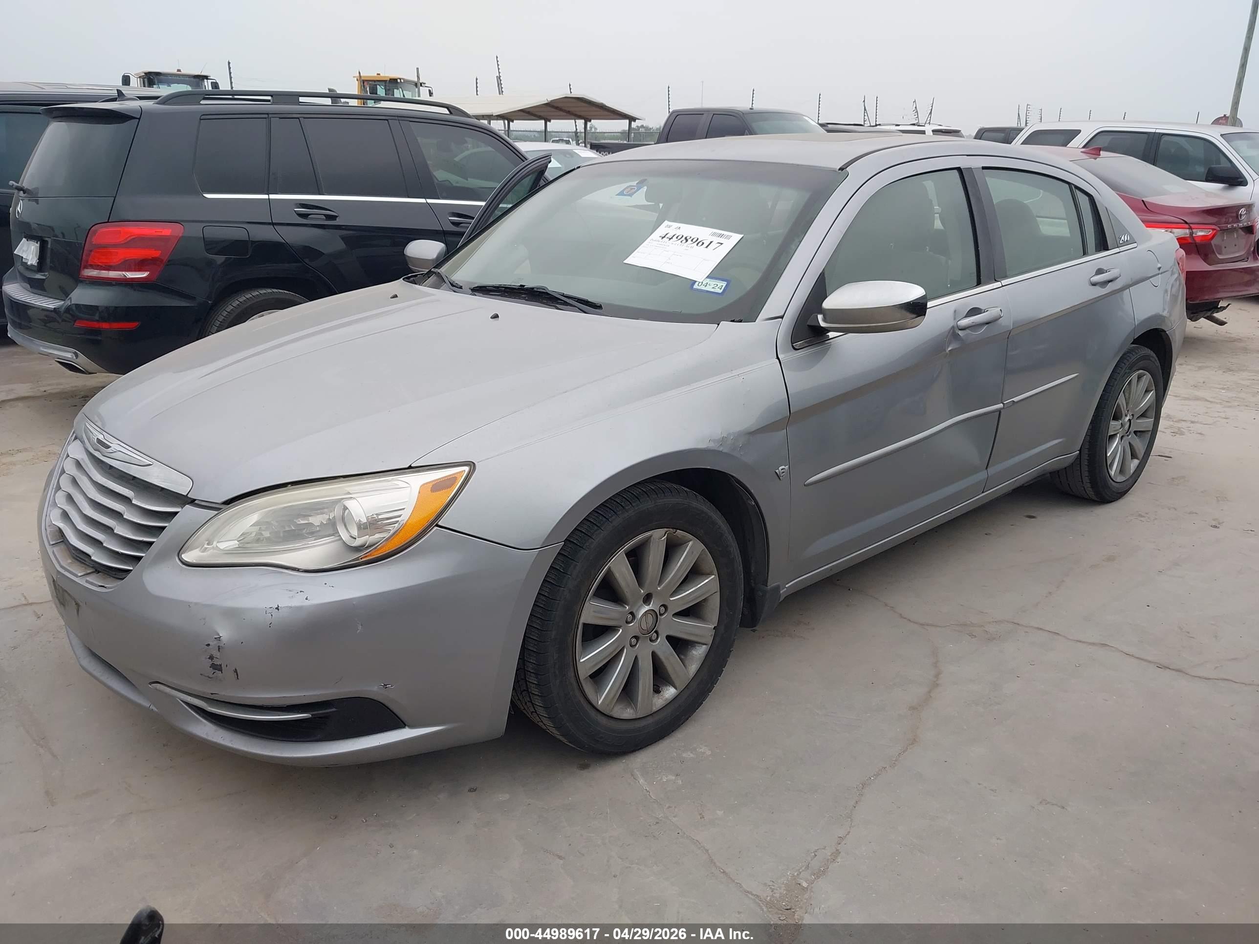 CHRYSLER 200 image 2
