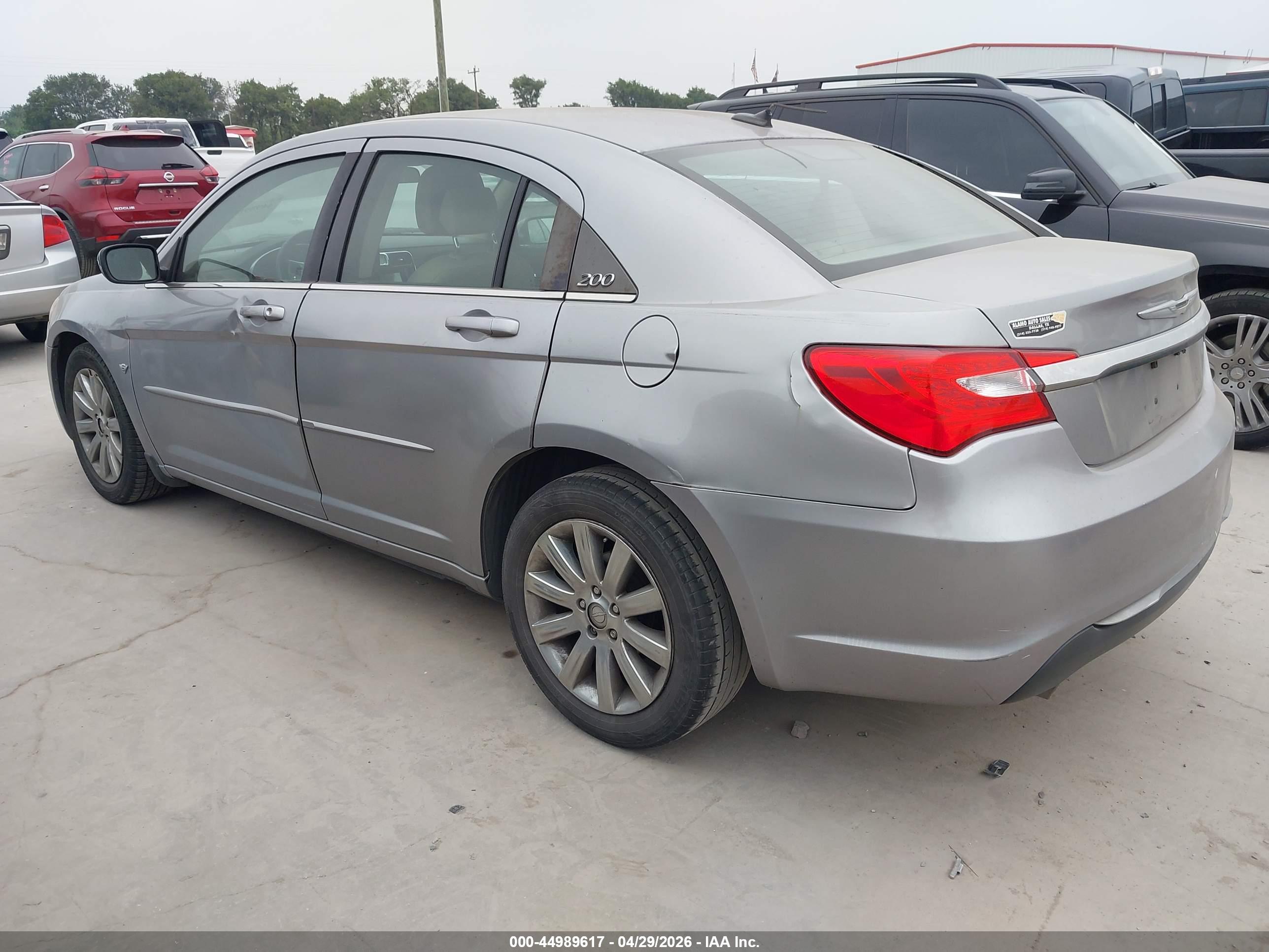 CHRYSLER 200 image 3