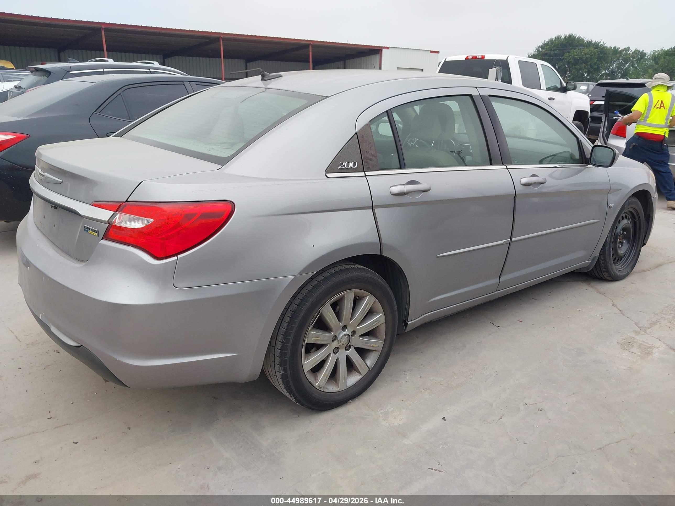 CHRYSLER 200 image 4