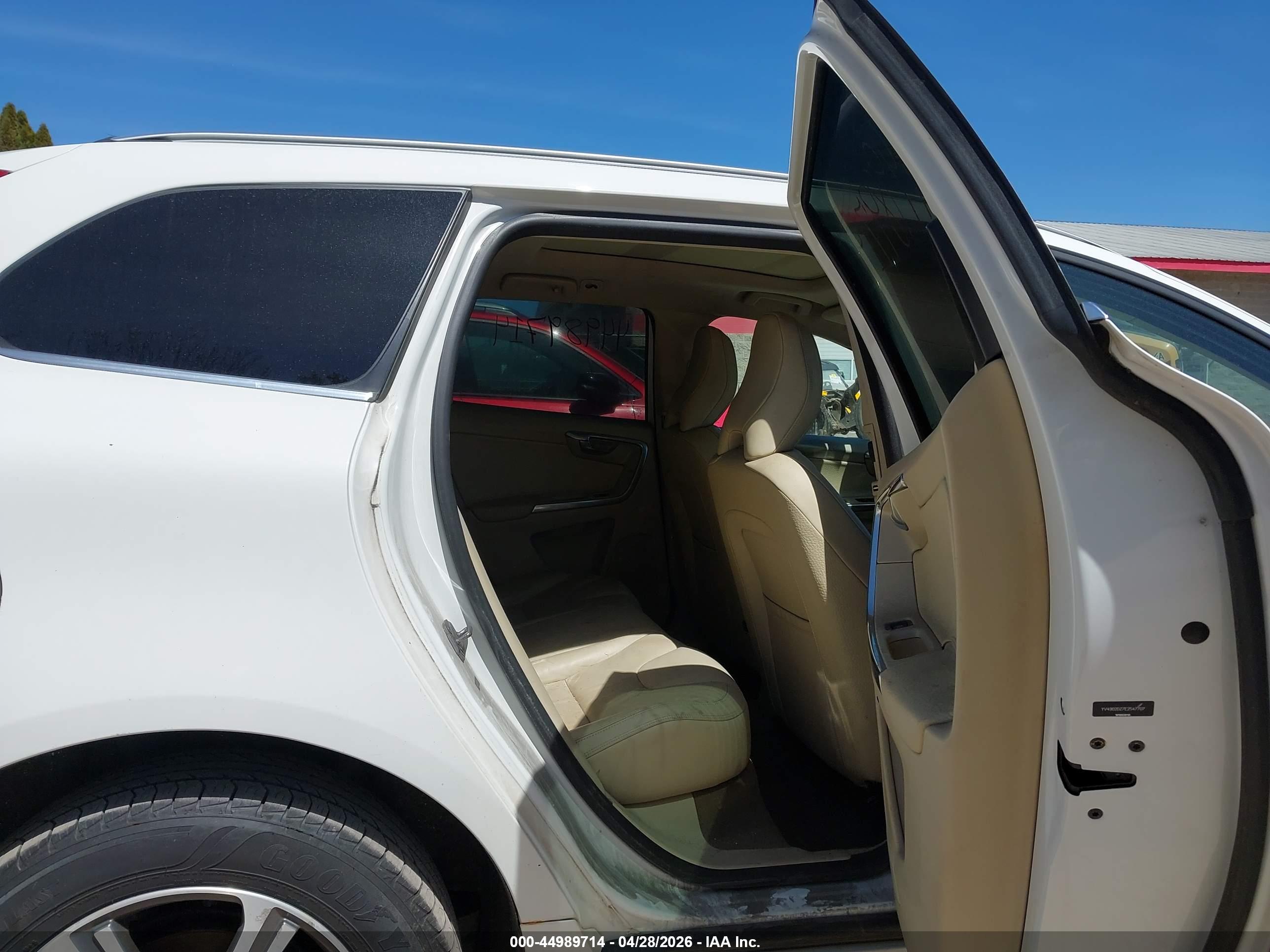 VOLVO XC60 image 8