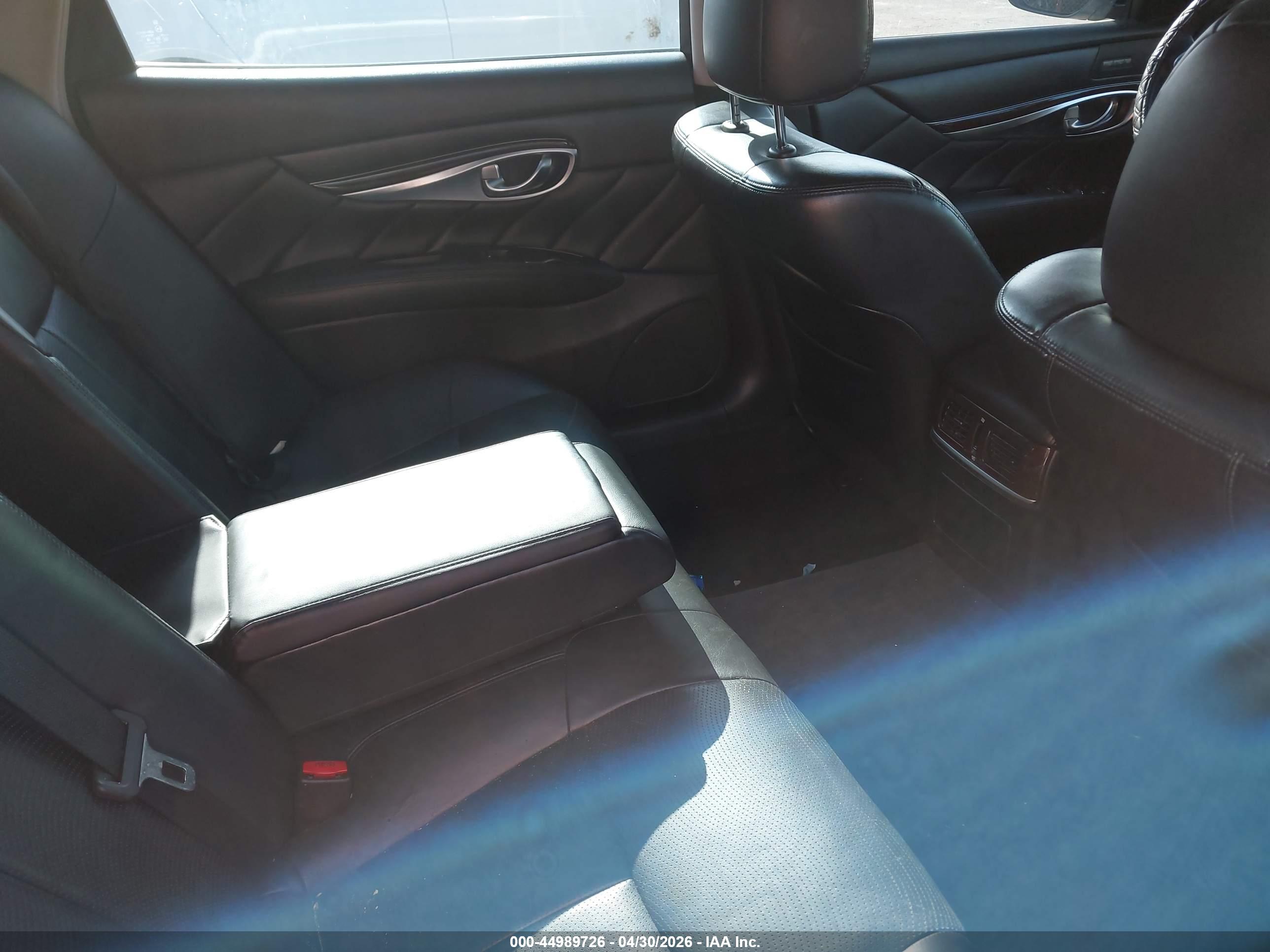 INFINITI Q70L image 8