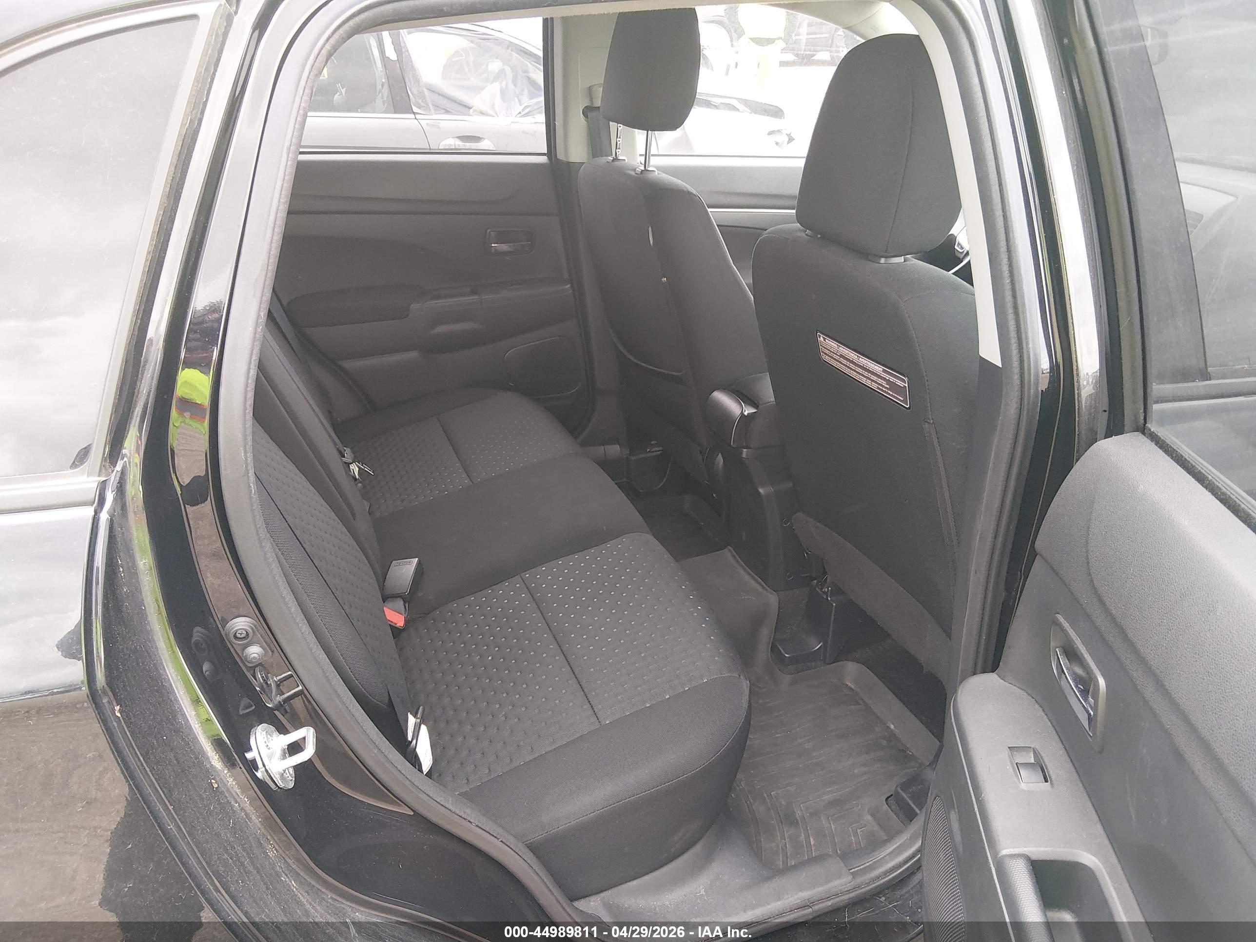 MITSUBISHI OUTLANDER image 8