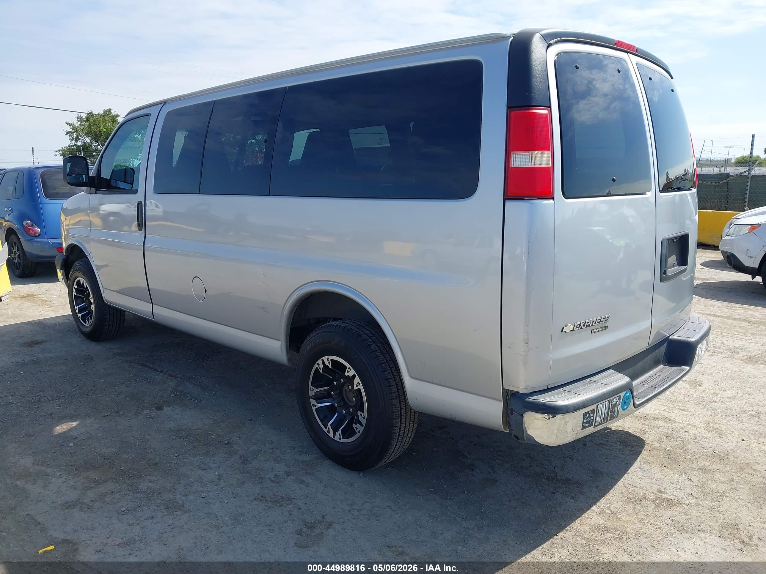 CHEVROLET EXPRESS image 3