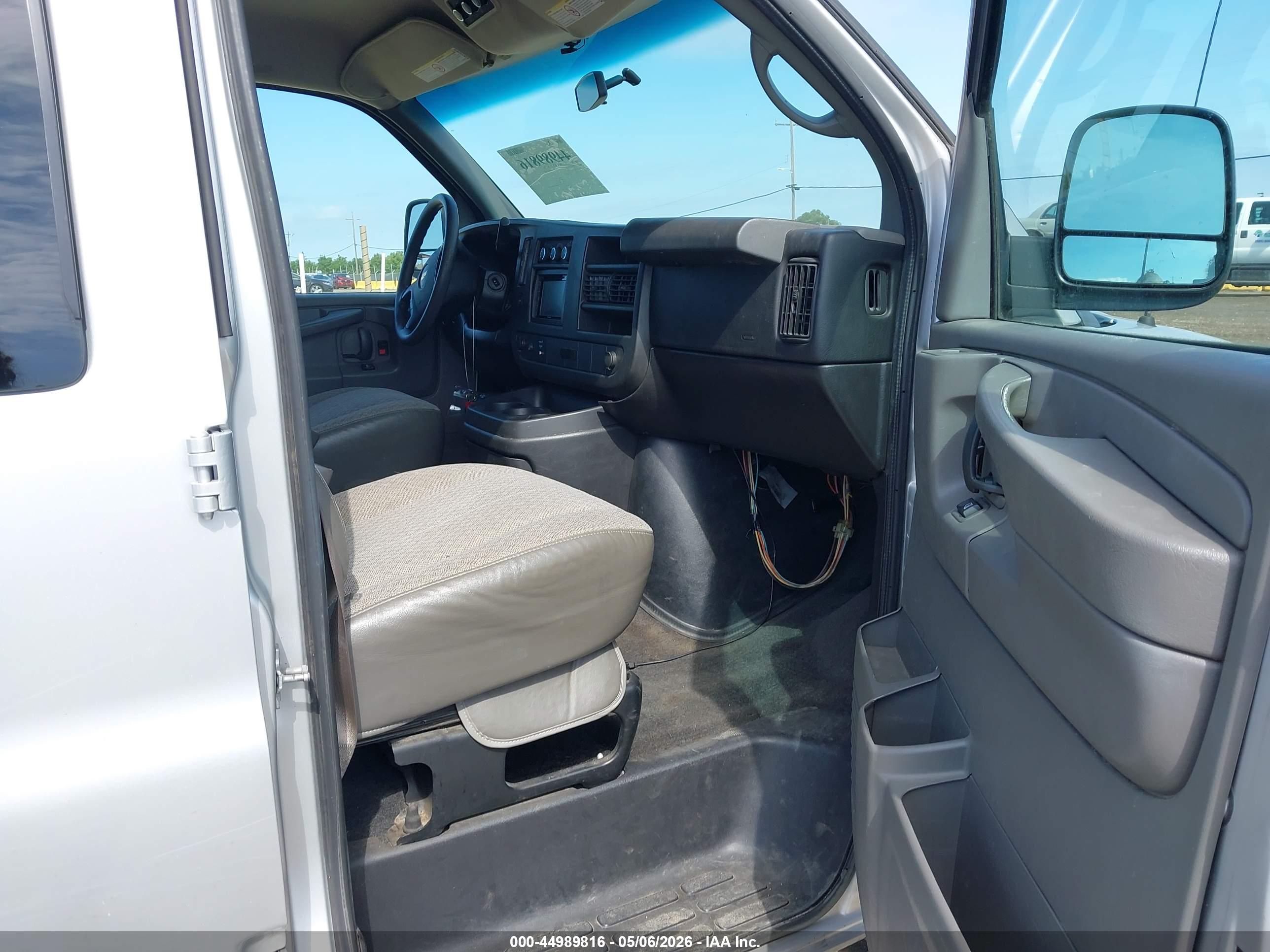 CHEVROLET EXPRESS image 5