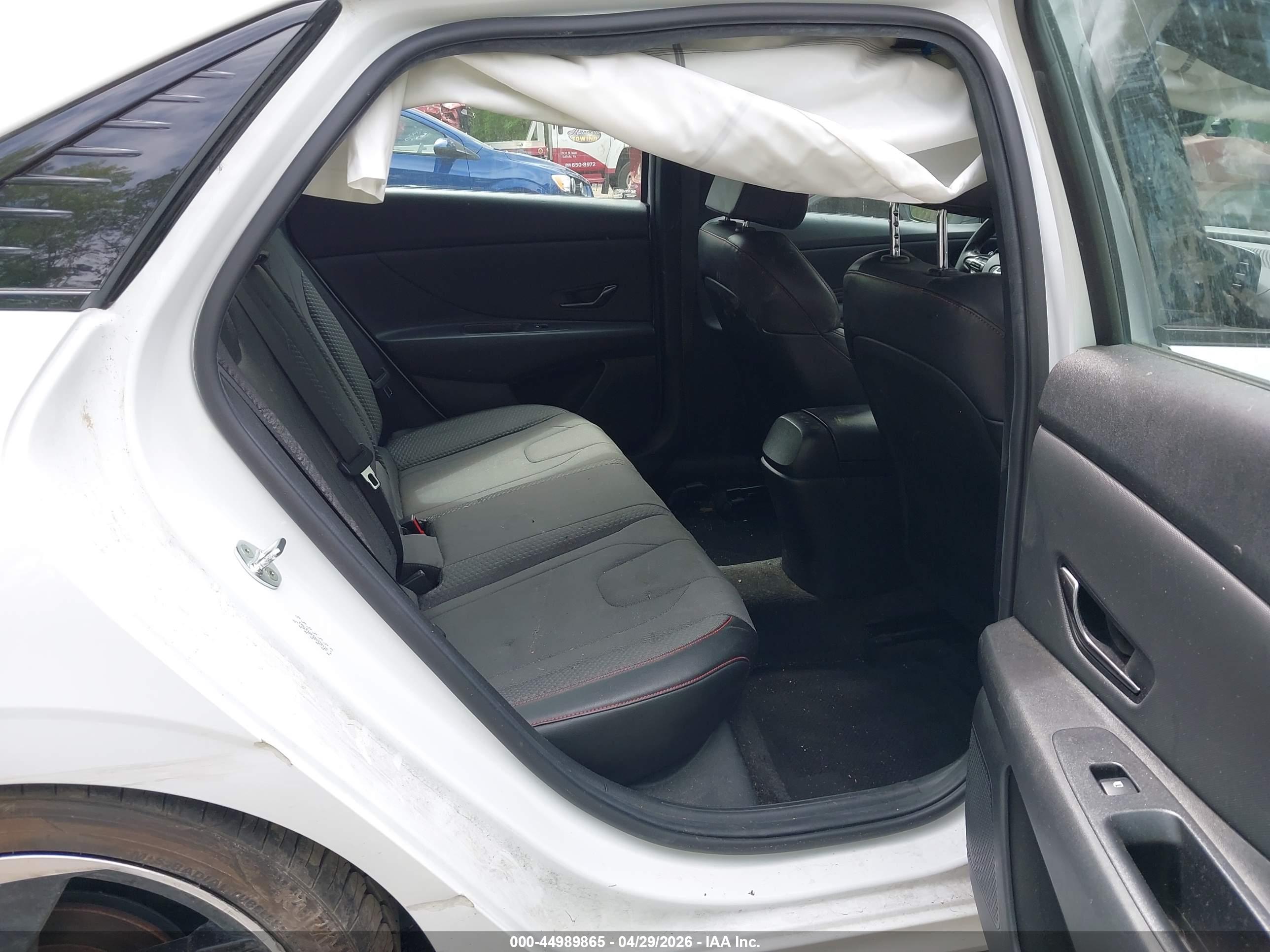 HYUNDAI ELANTRA image 8
