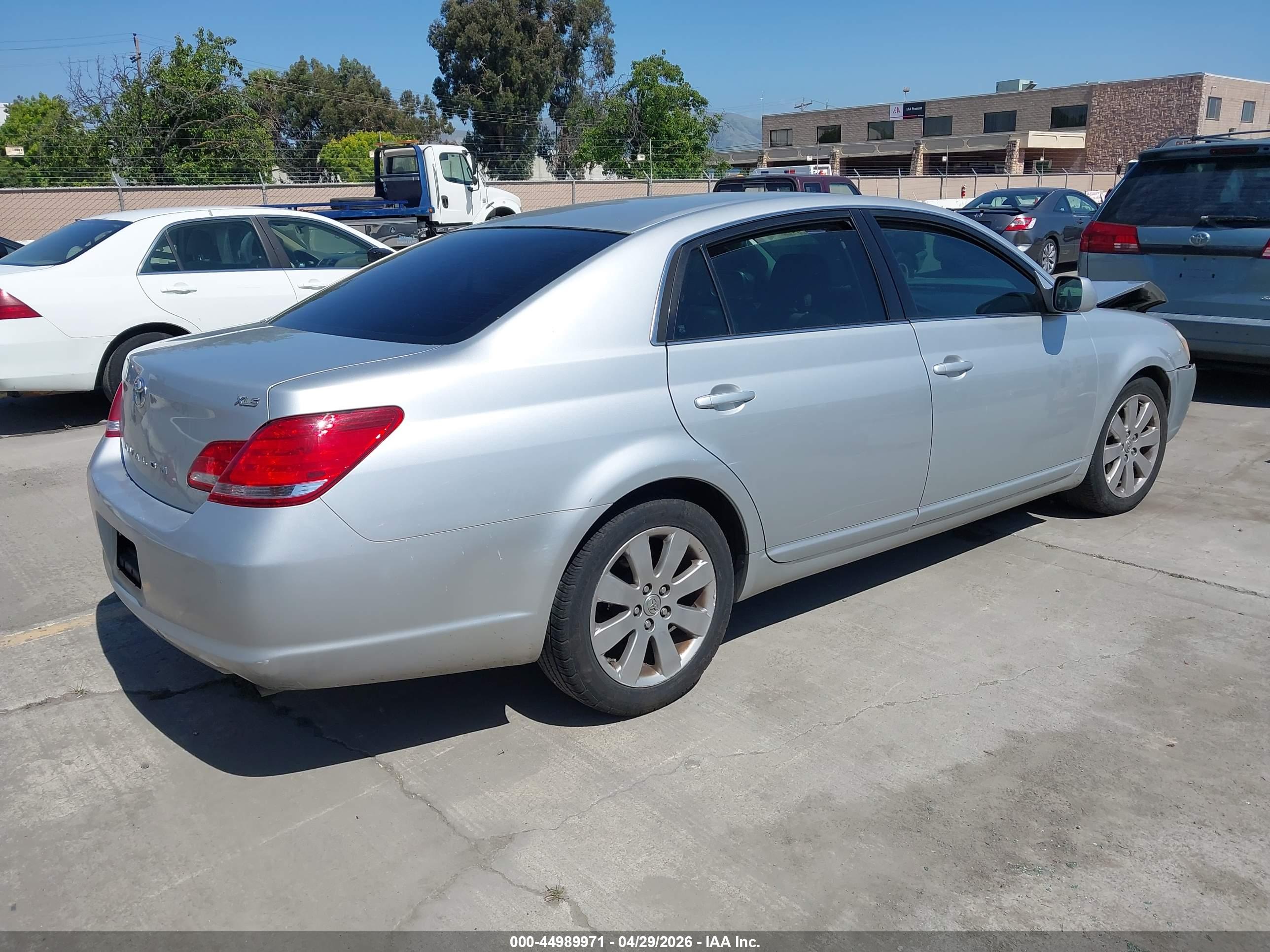 TOYOTA AVALON image 4