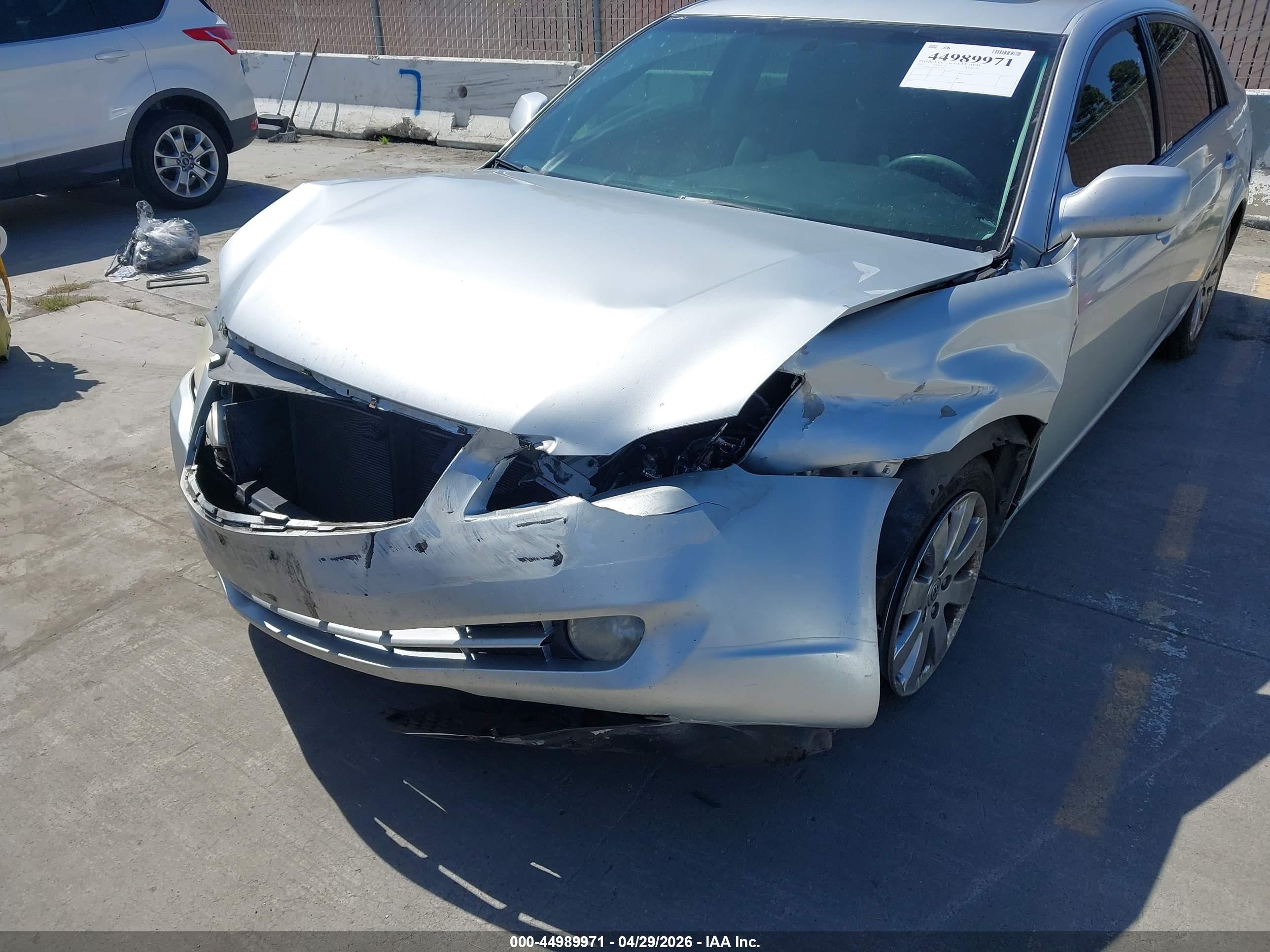 TOYOTA AVALON image 6