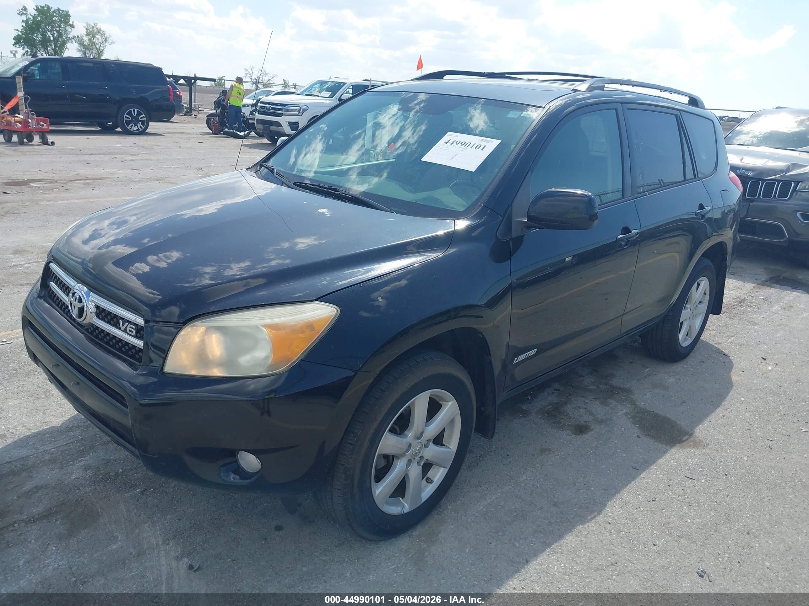 TOYOTA RAV4 image 2