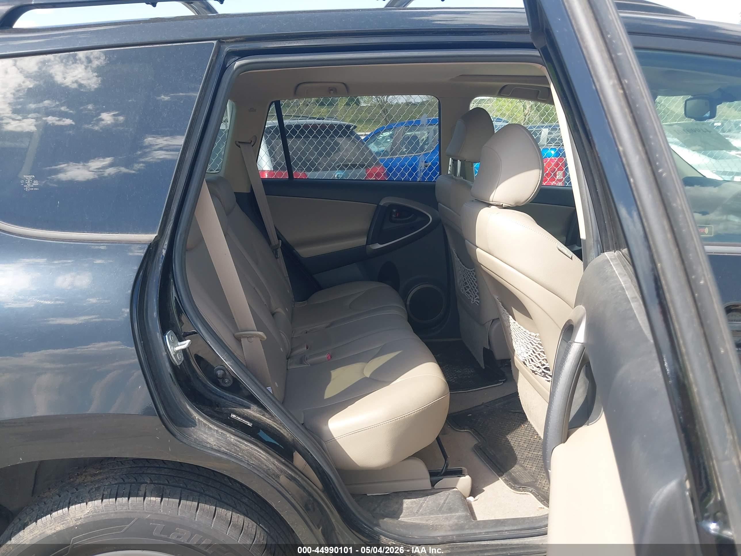 TOYOTA RAV4 image 8