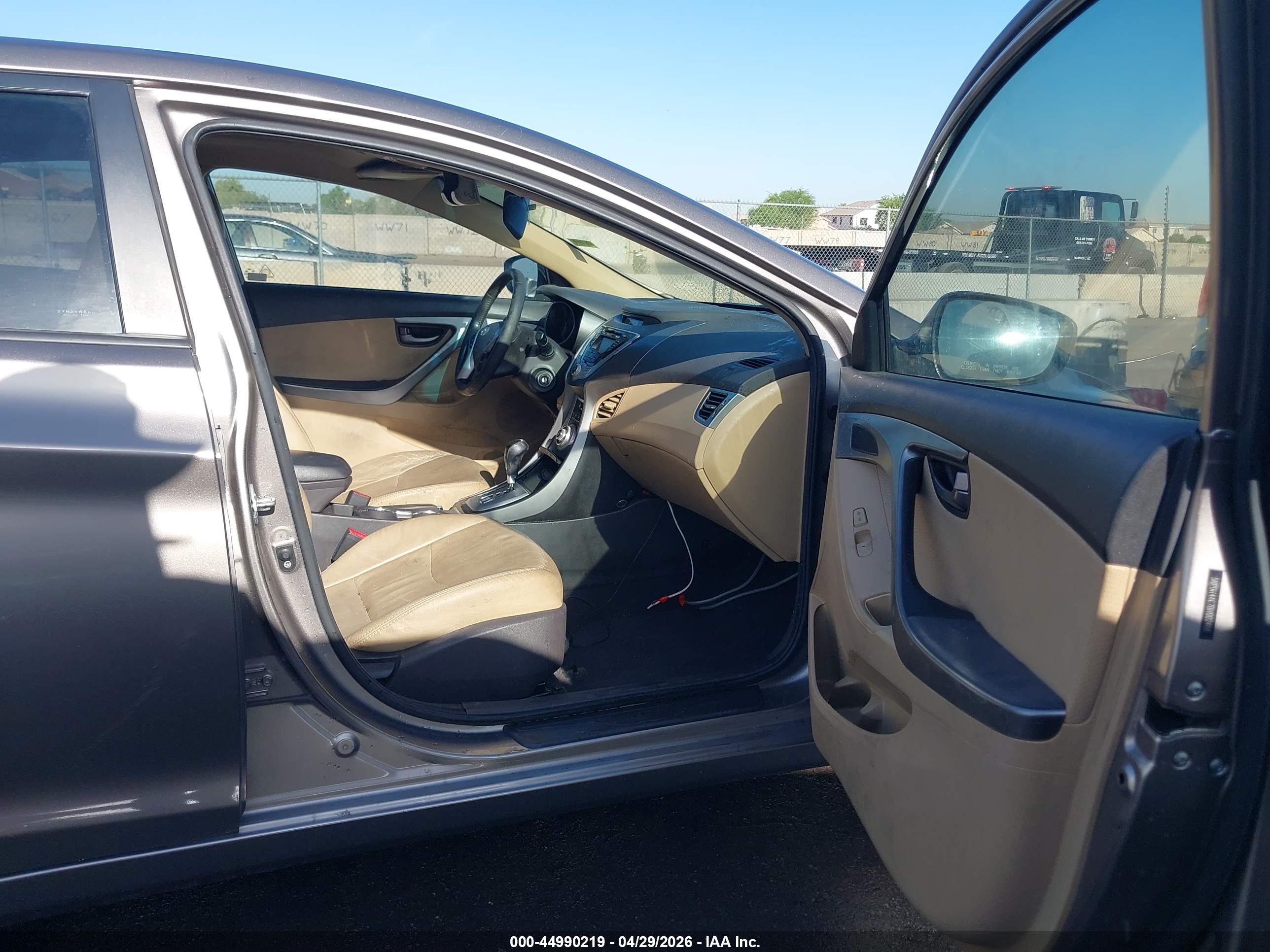 HYUNDAI ELANTRA image 5