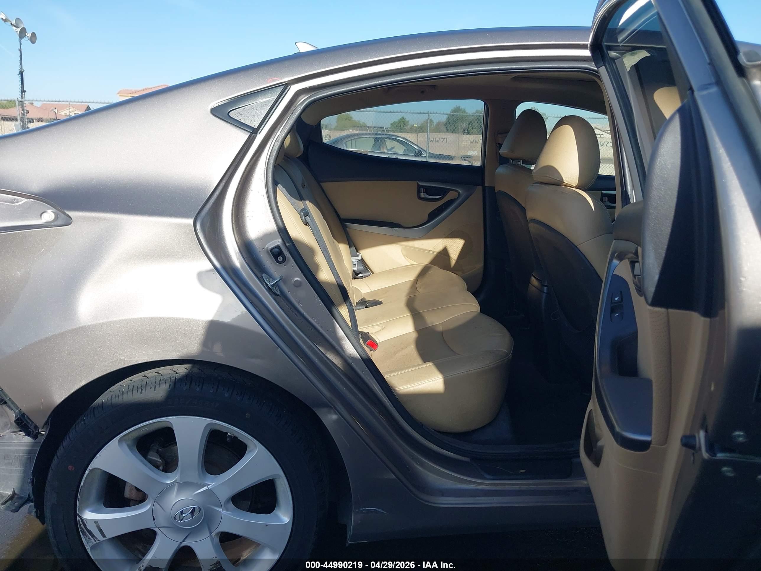 HYUNDAI ELANTRA image 8