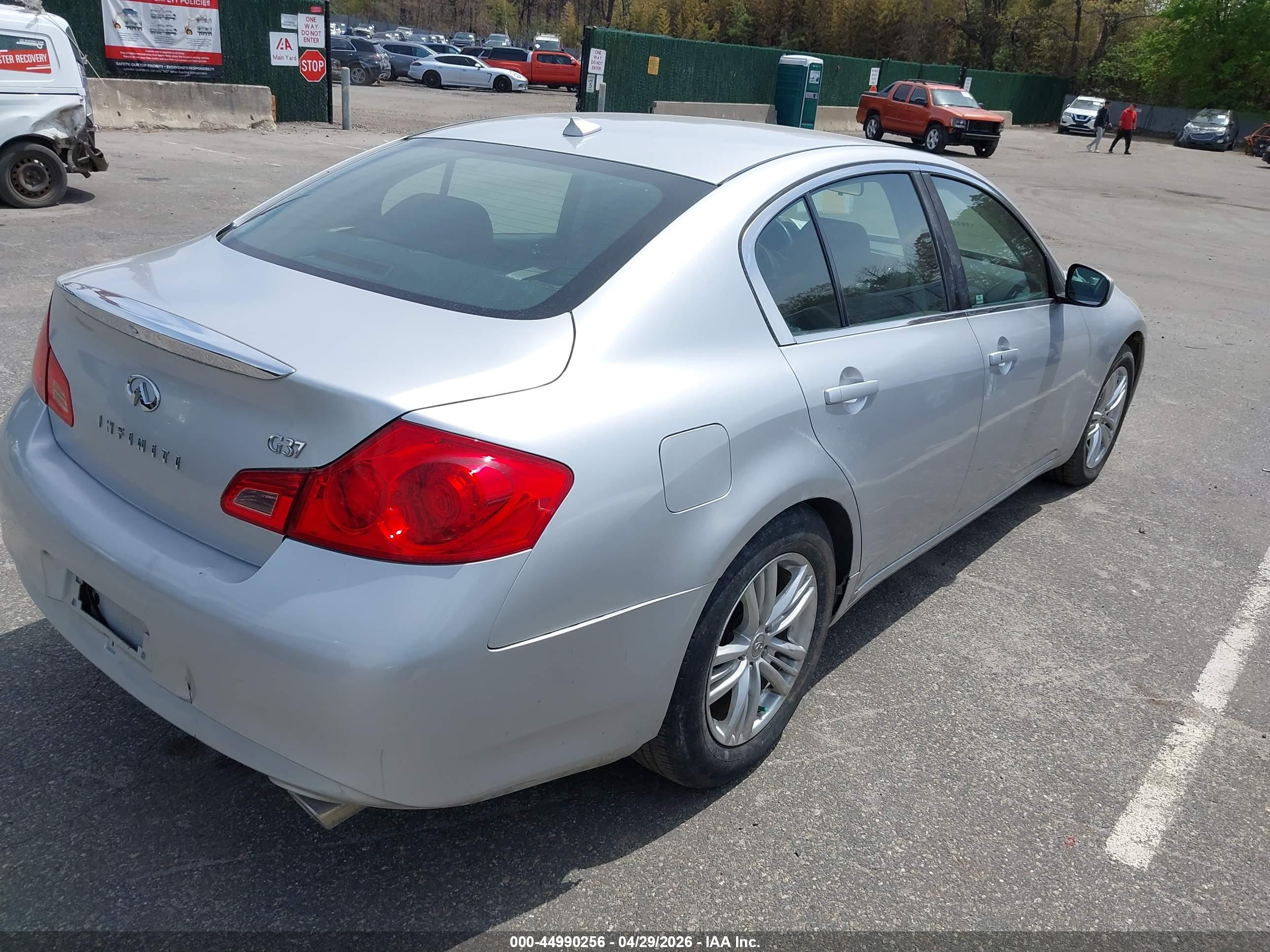 INFINITI G37 image 4