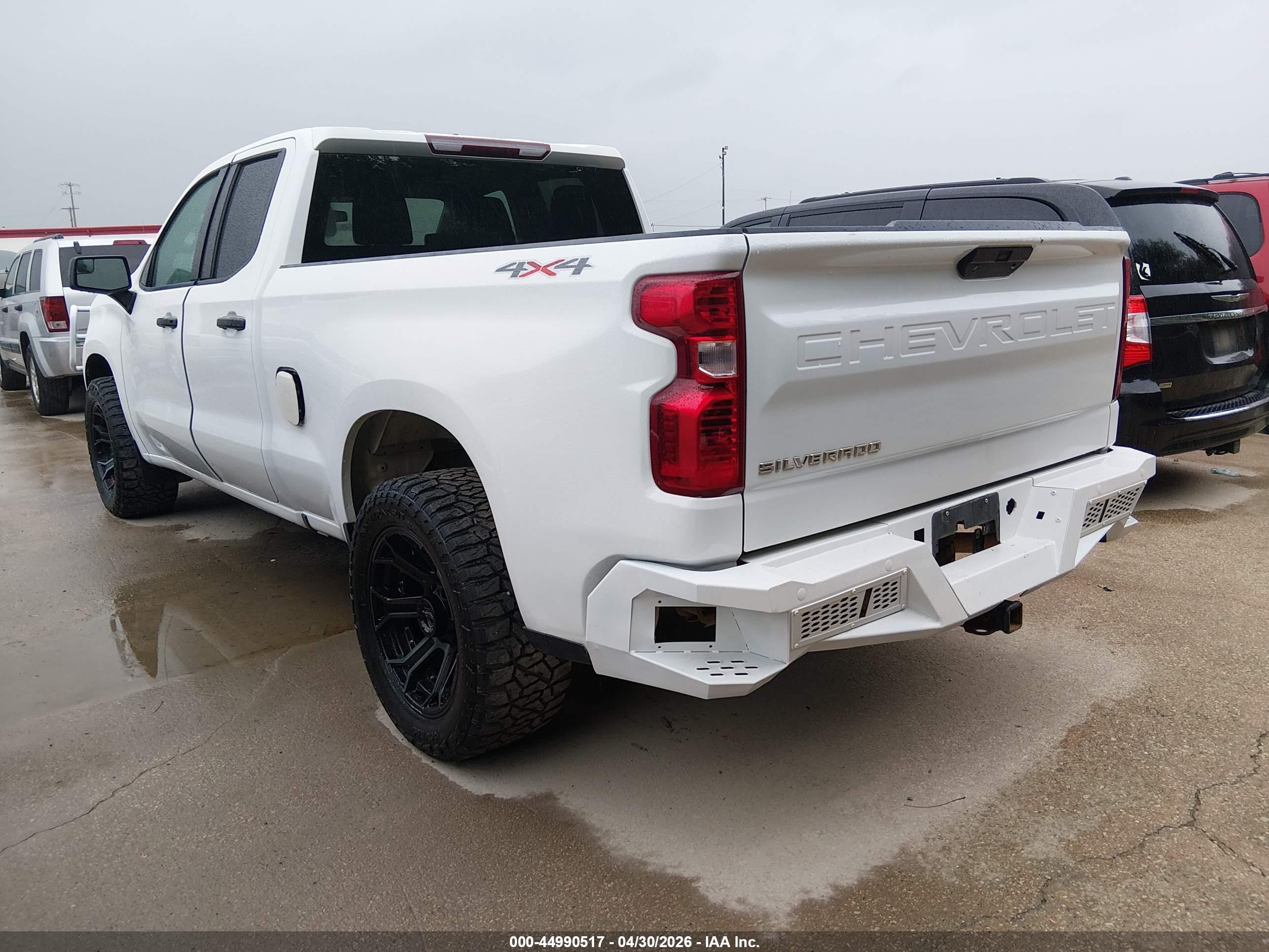 CHEVROLET SILVERADO image 3