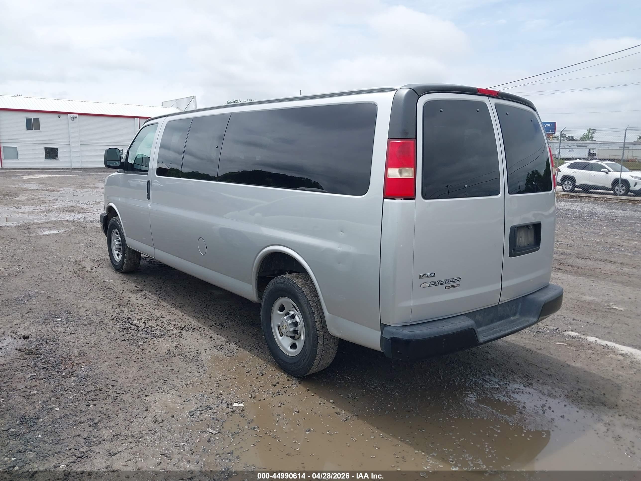 CHEVROLET EXPRESS image 3