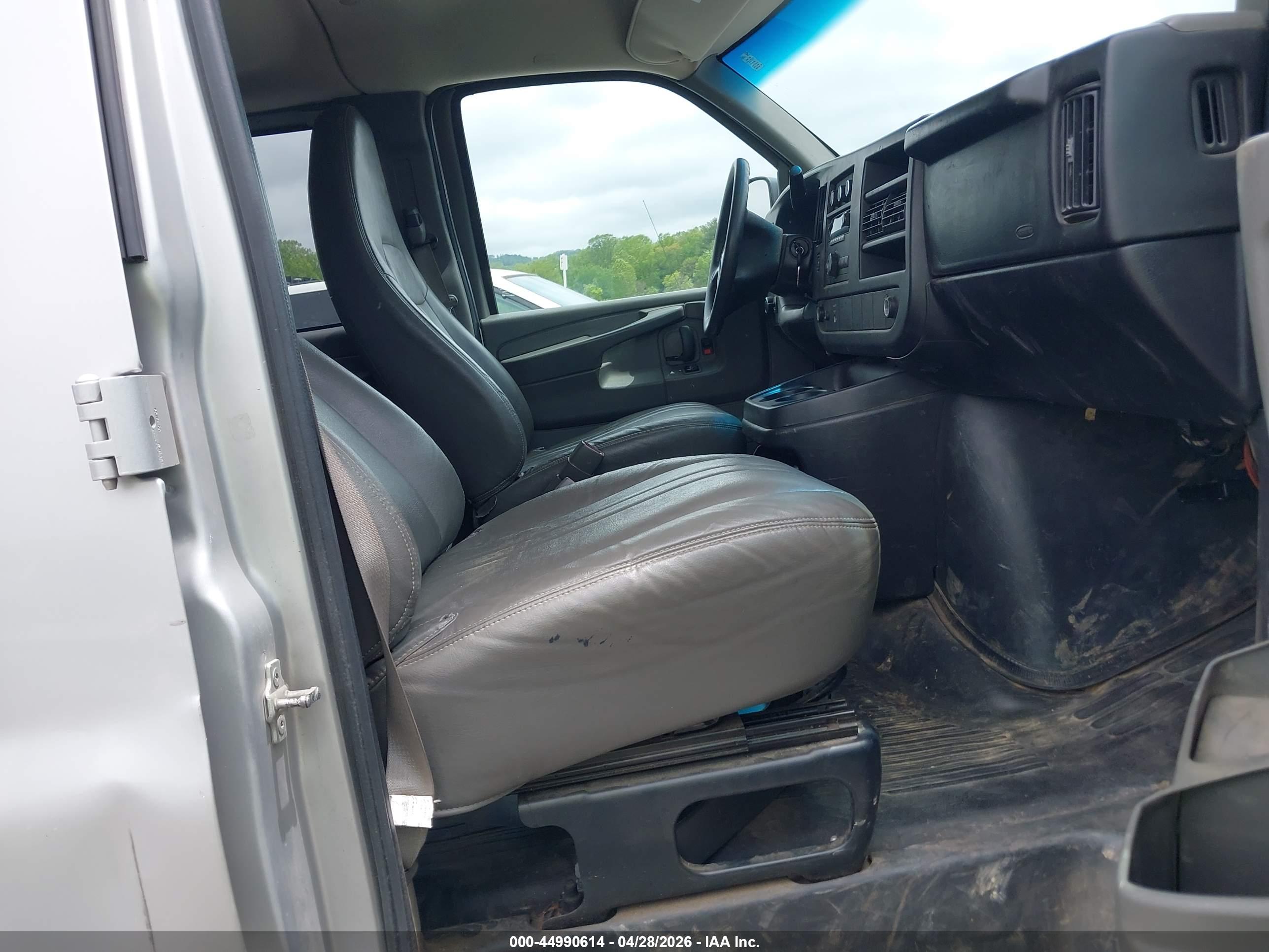 CHEVROLET EXPRESS image 5