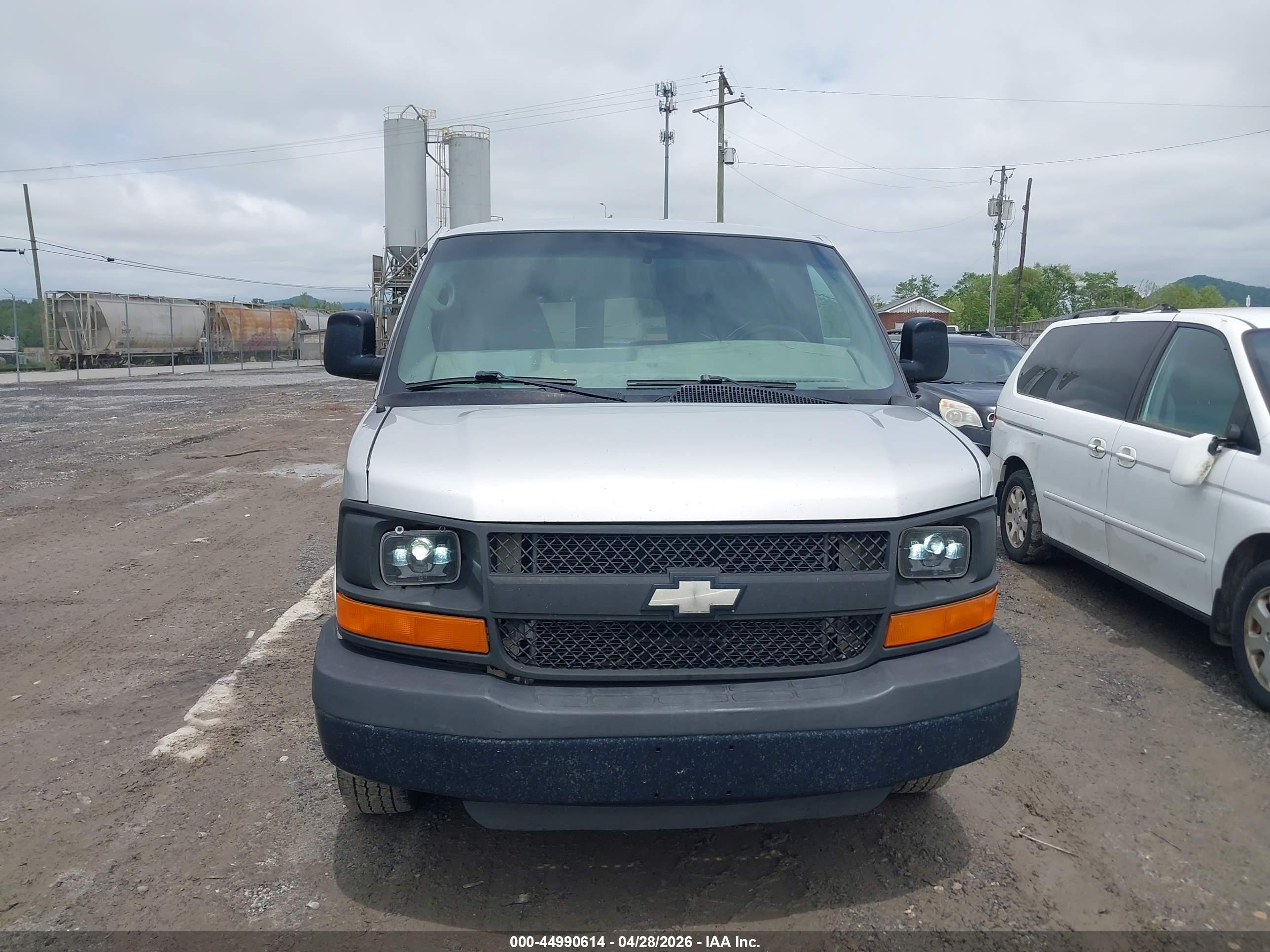 CHEVROLET EXPRESS image 6