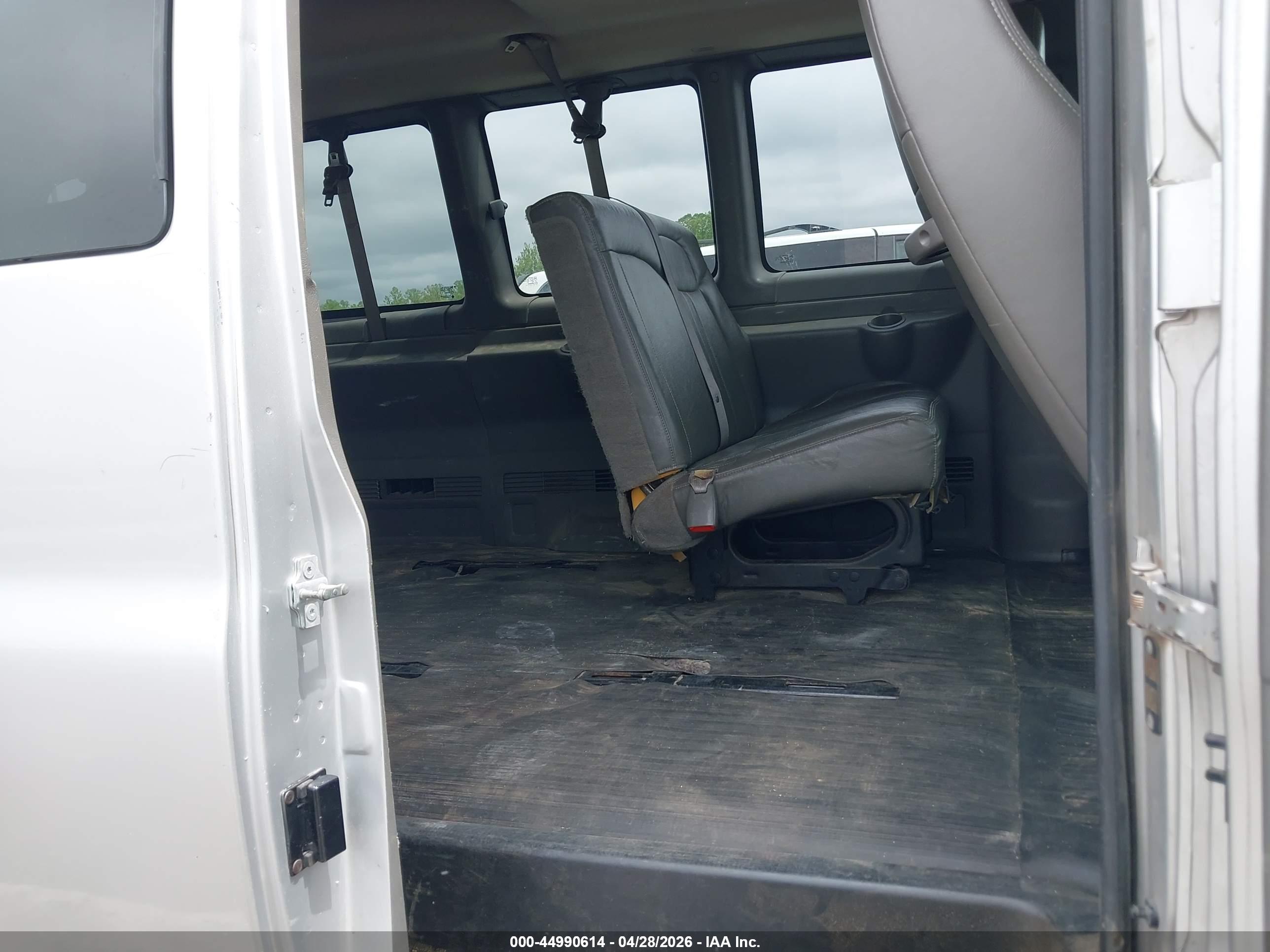 CHEVROLET EXPRESS image 8