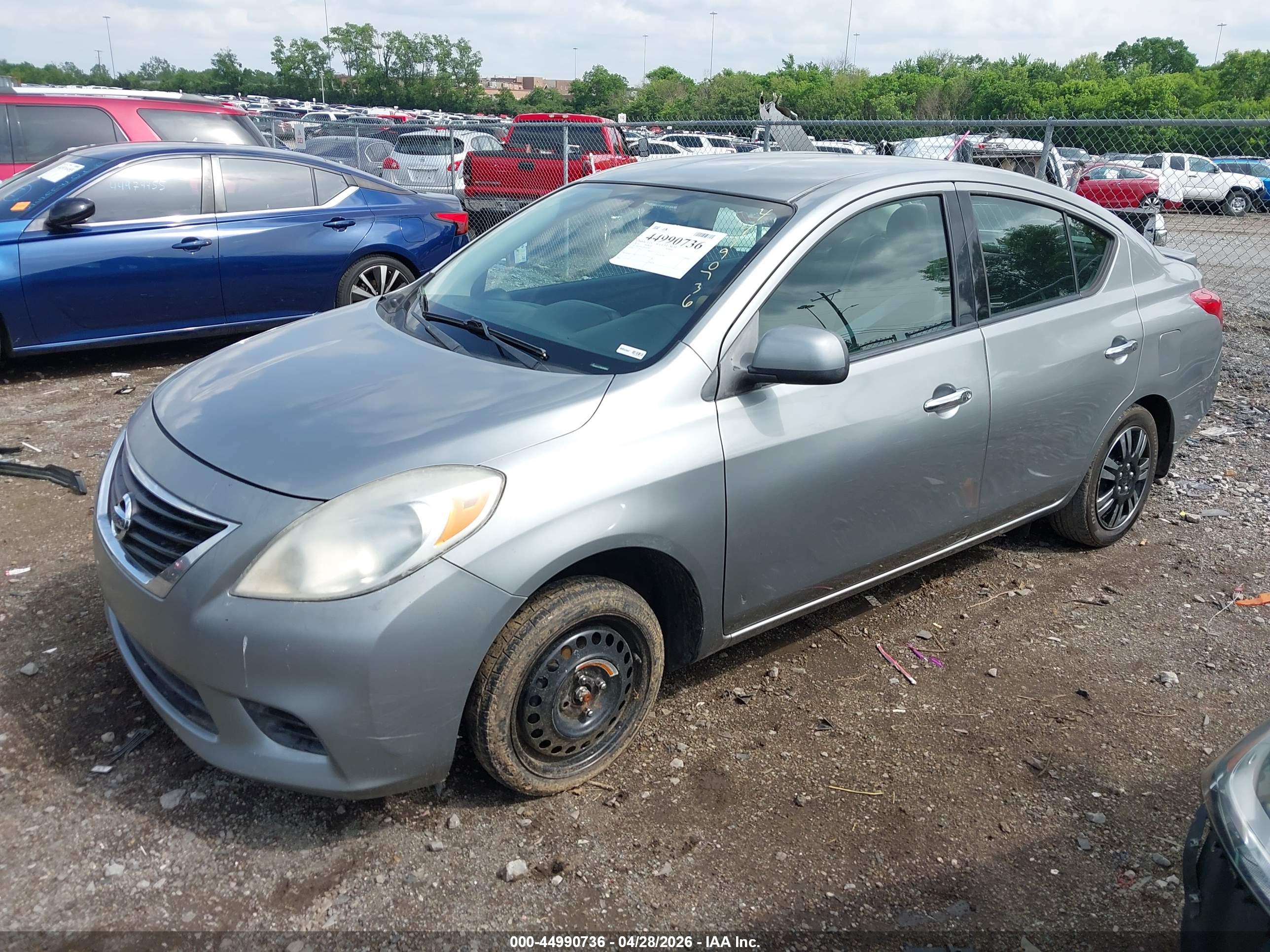 NISSAN VERSA image 2