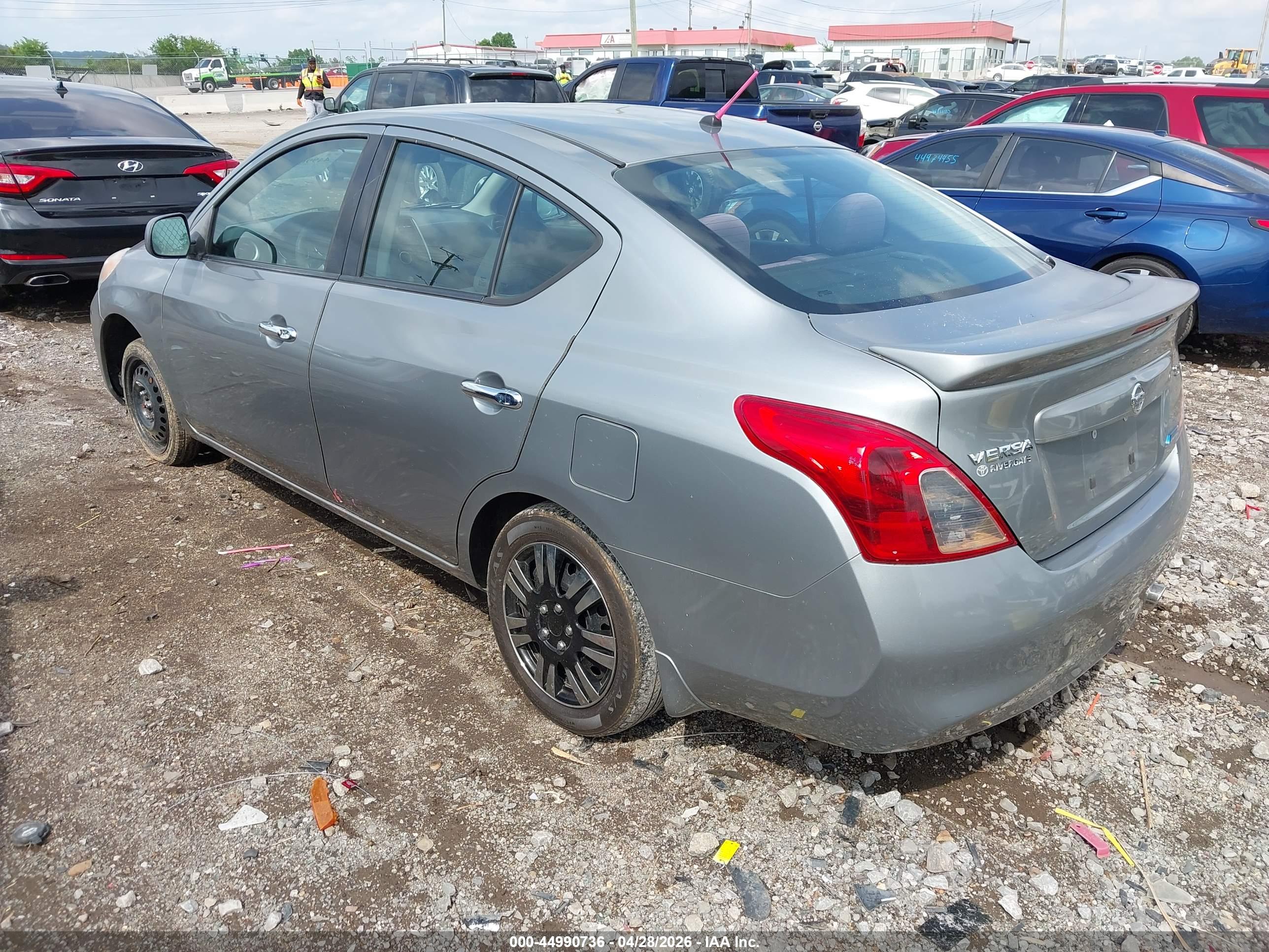 NISSAN VERSA image 3