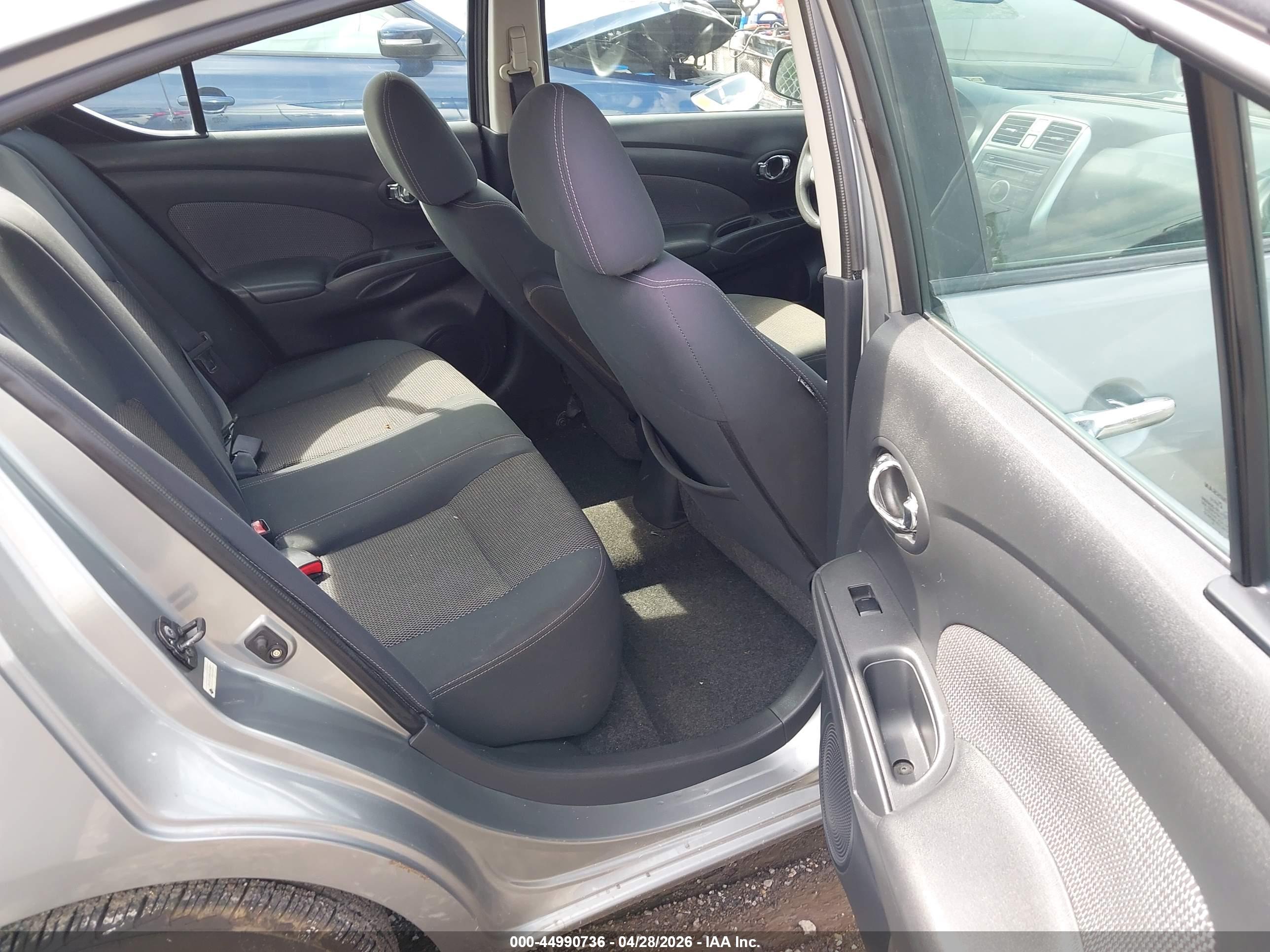 NISSAN VERSA image 8