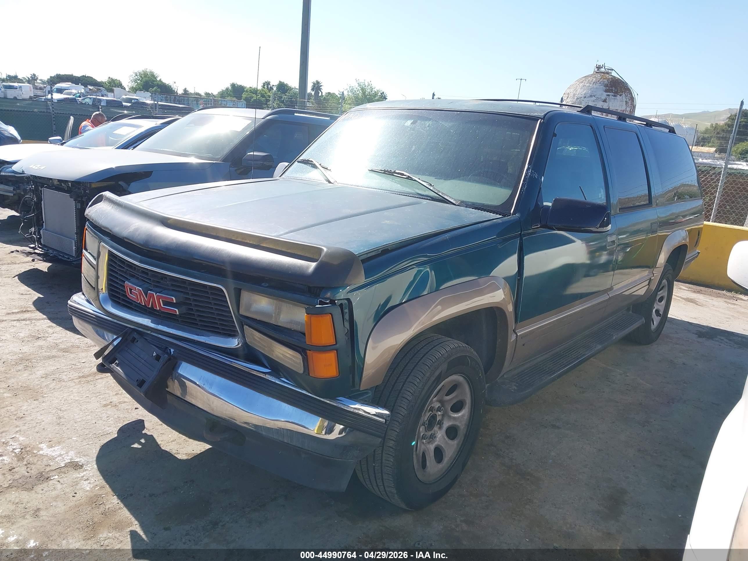 GMC SUBURBAN image 2
