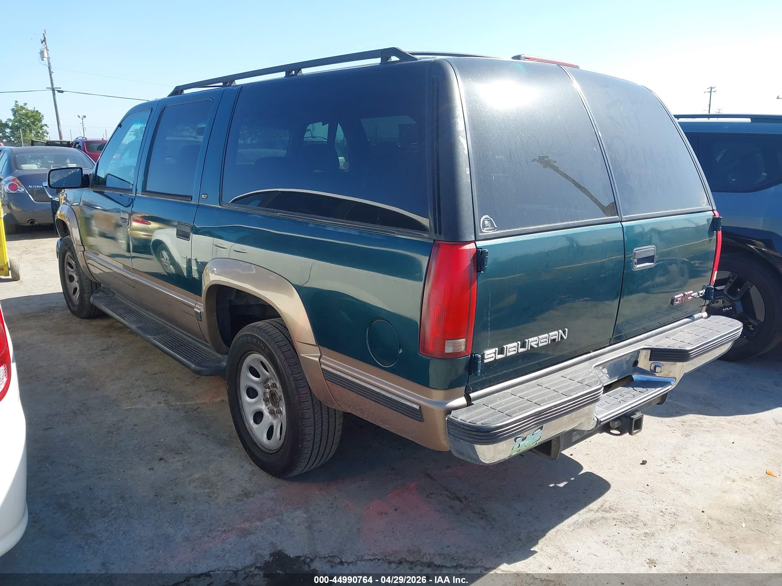 GMC SUBURBAN image 3