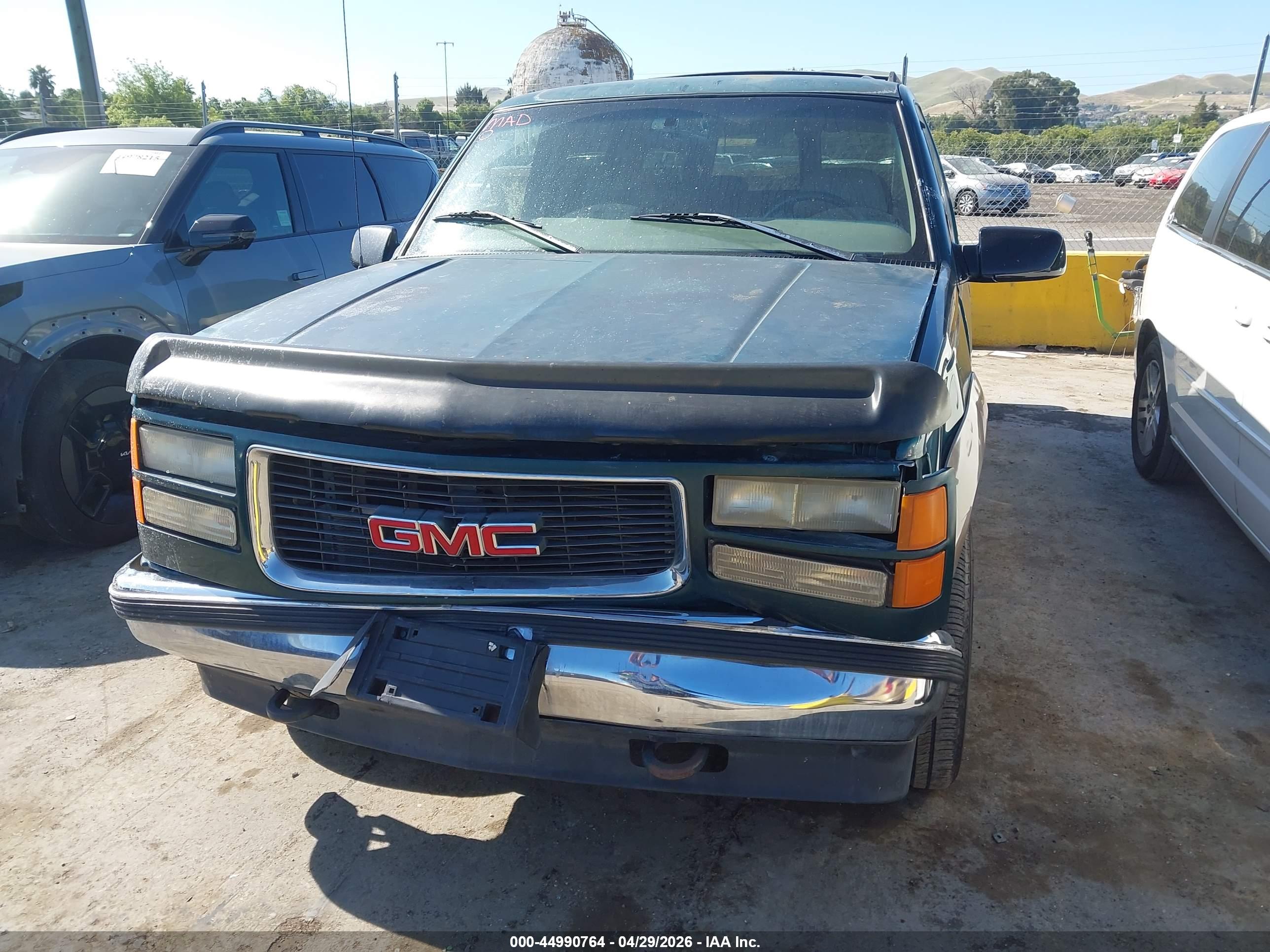 GMC SUBURBAN image 6