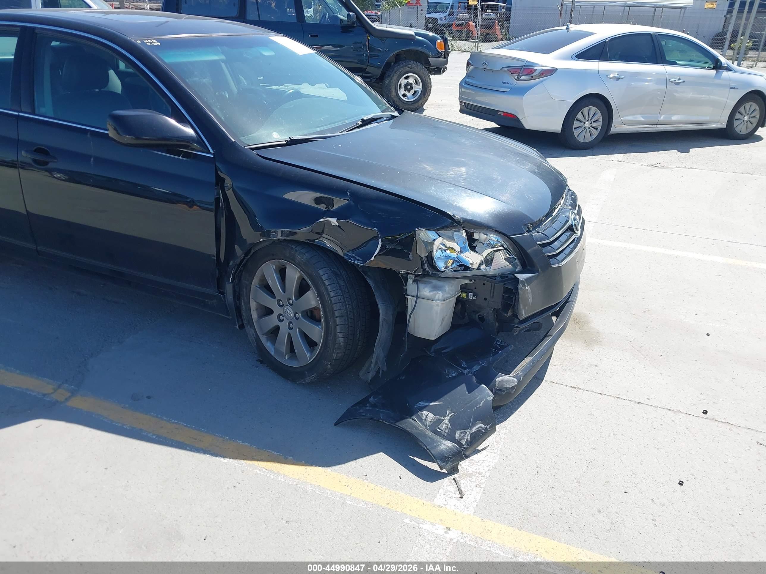 TOYOTA AVALON image 6