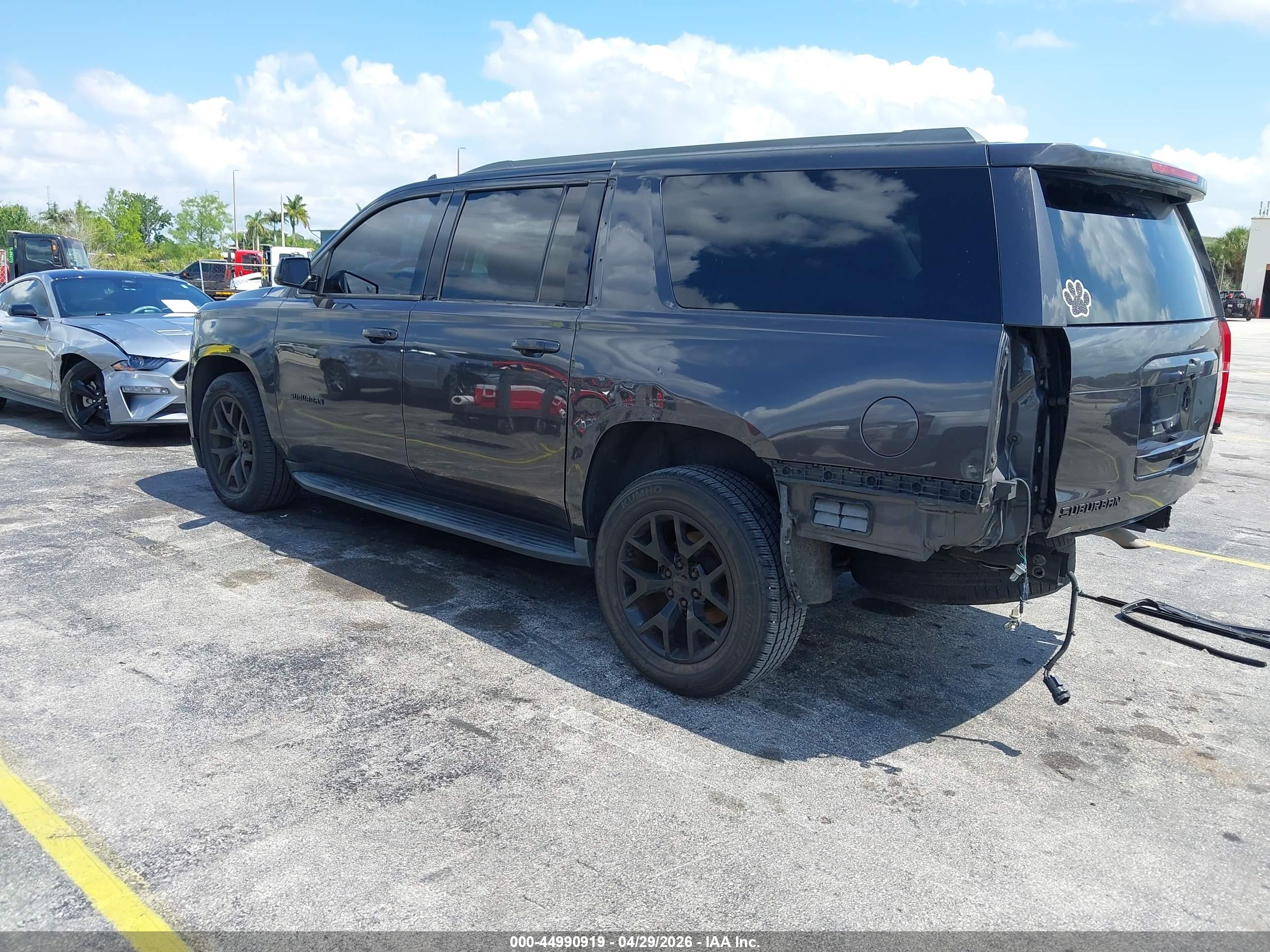 CHEVROLET SUBURBAN image 3