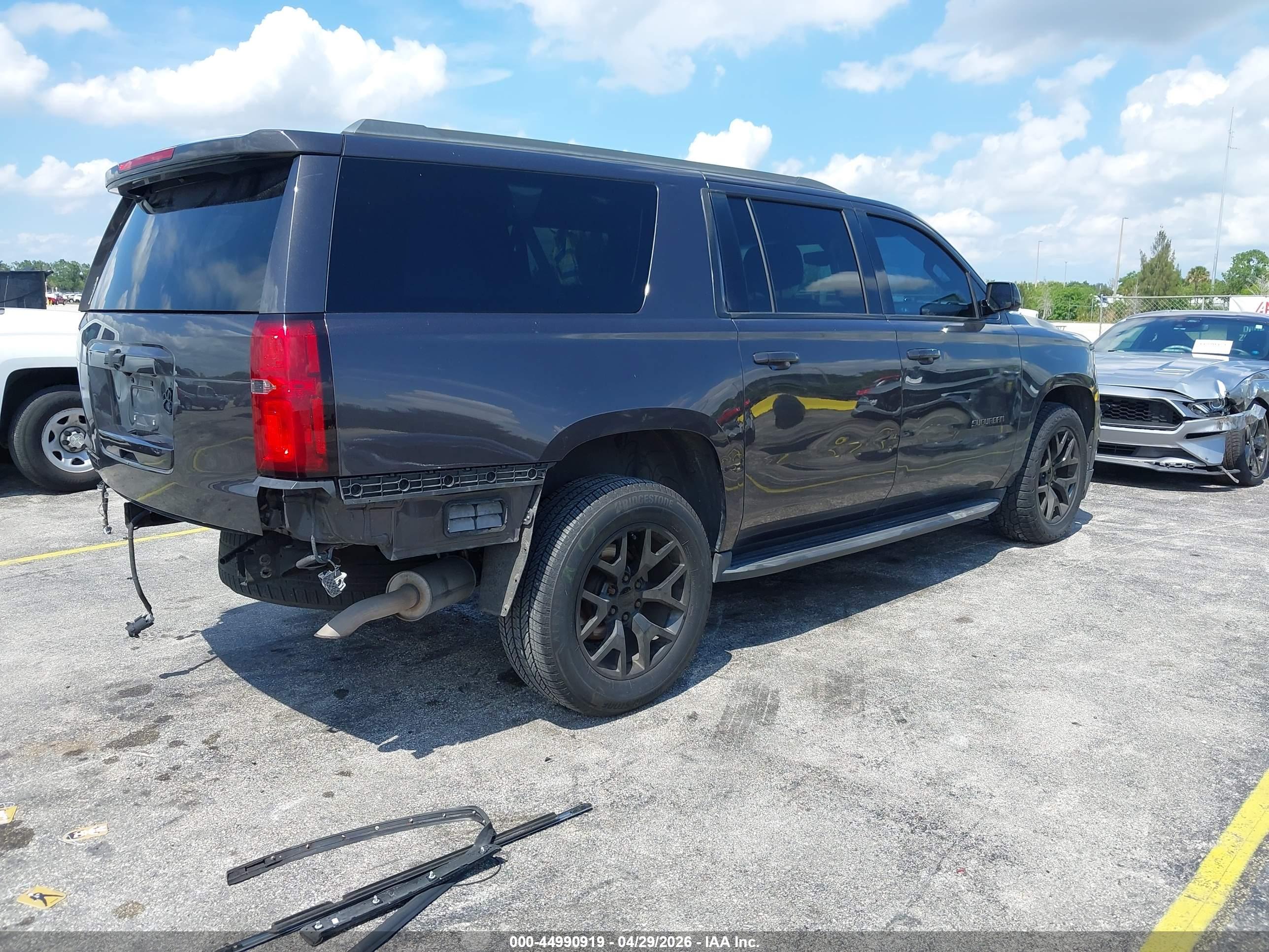 CHEVROLET SUBURBAN image 4