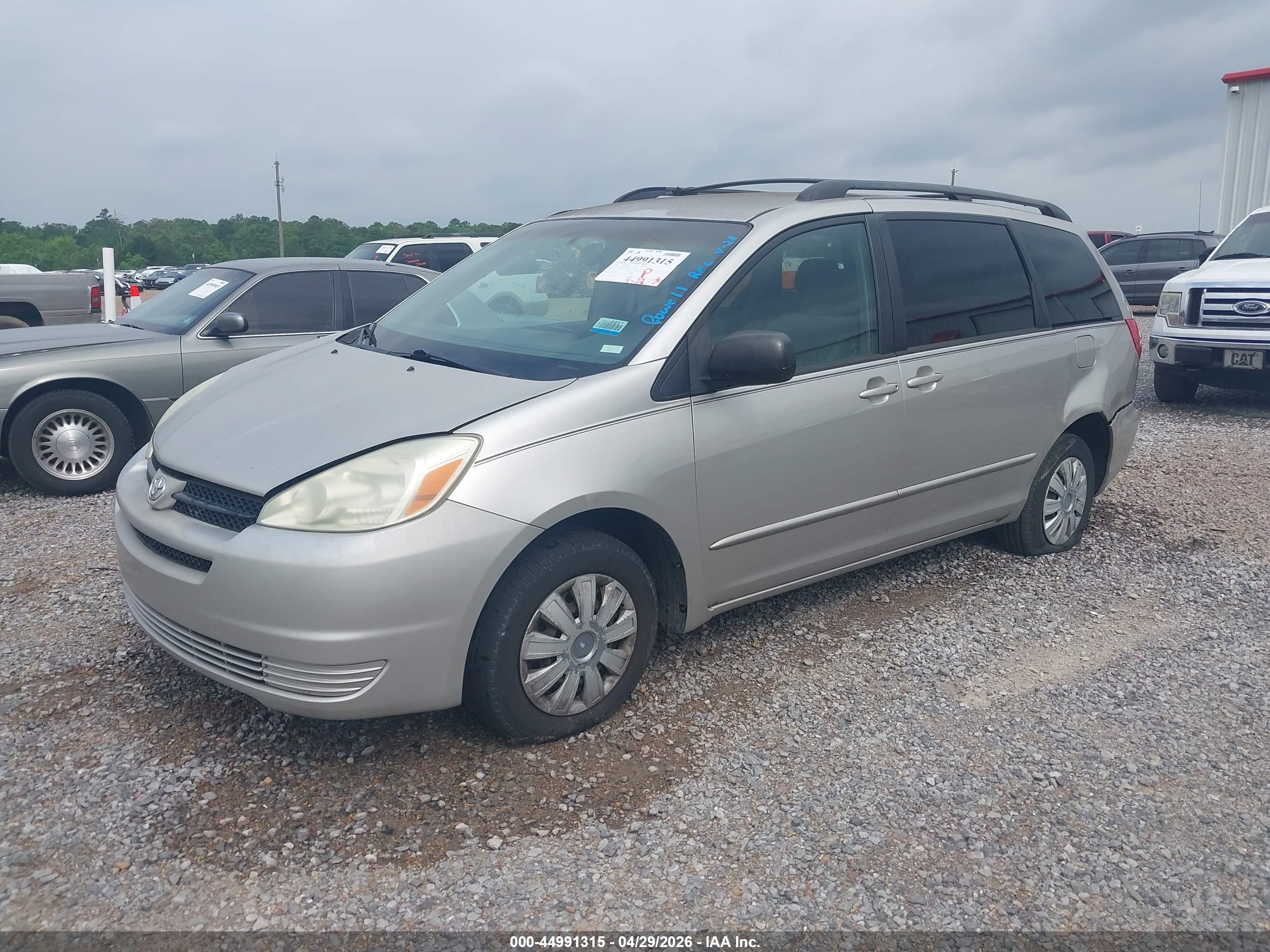 TOYOTA SIENNA image 2
