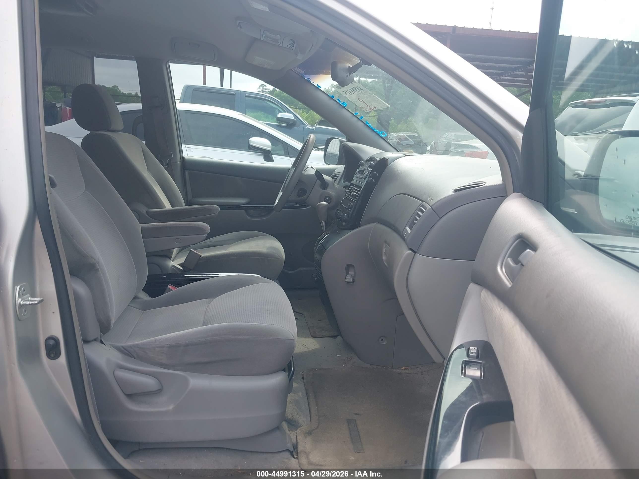TOYOTA SIENNA image 5