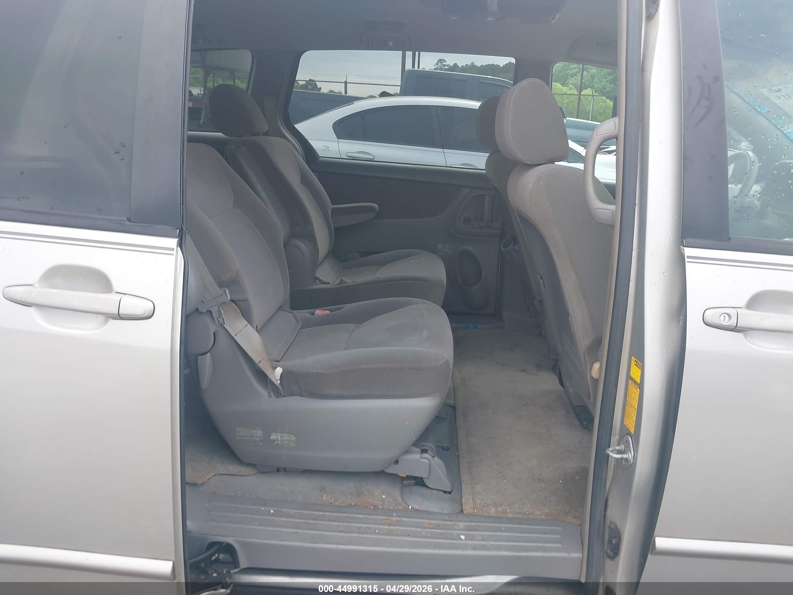 TOYOTA SIENNA image 8