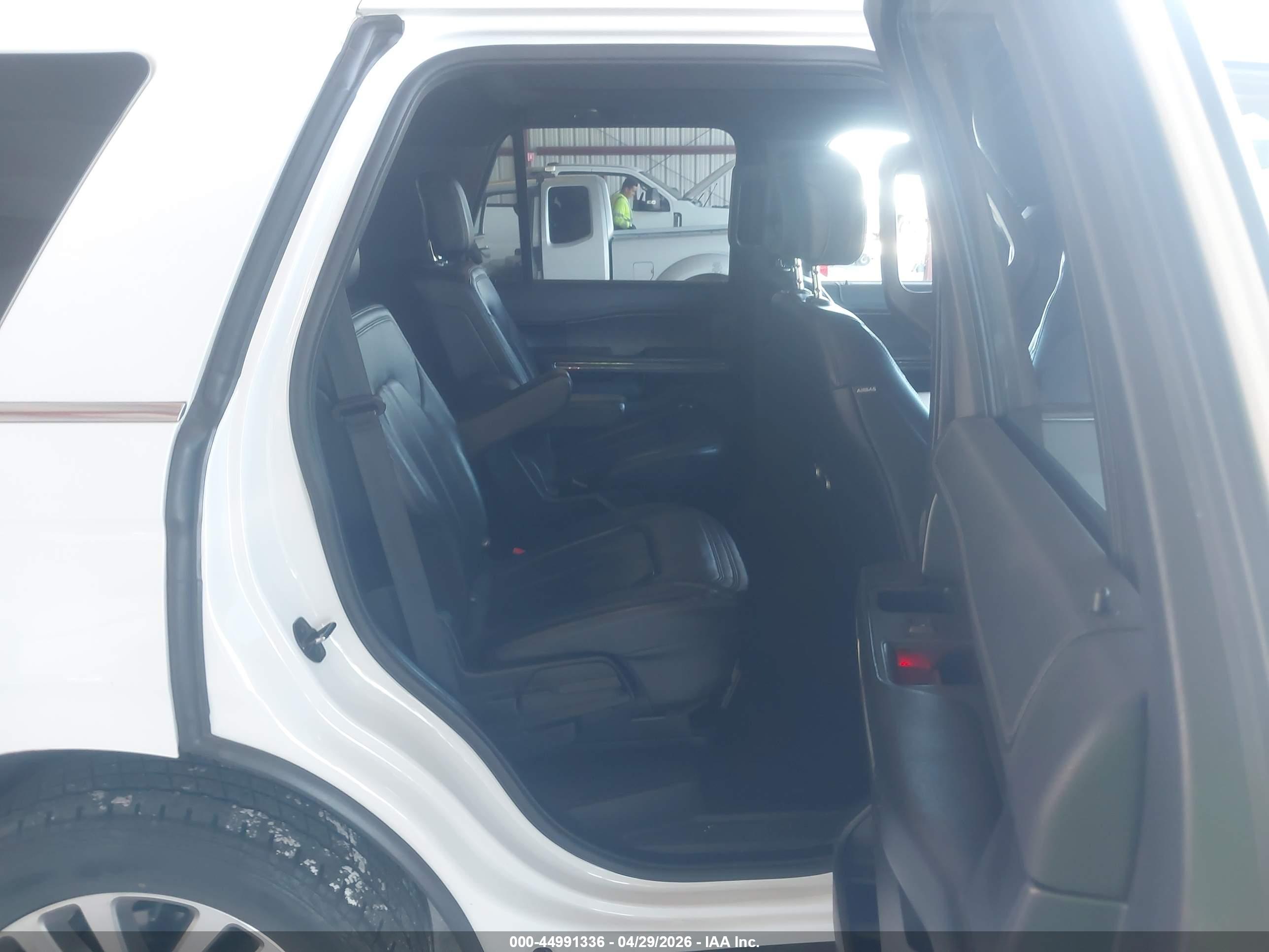 FORD EXPEDITION image 8