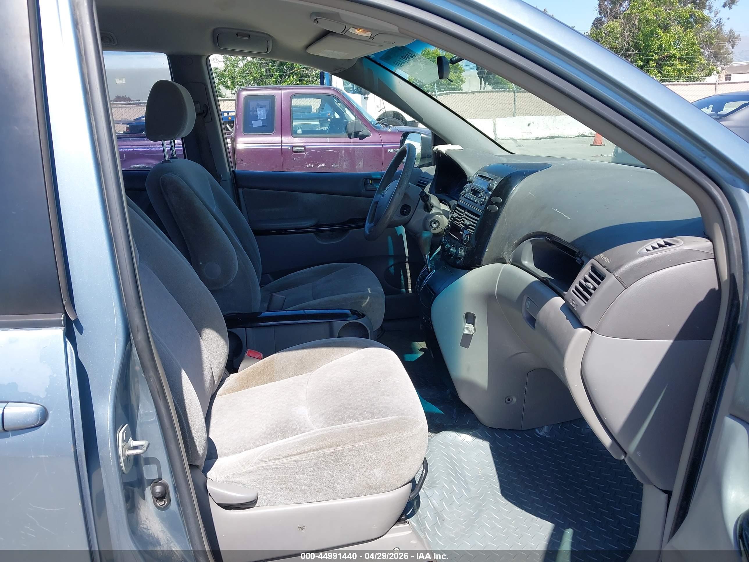 TOYOTA SIENNA image 5
