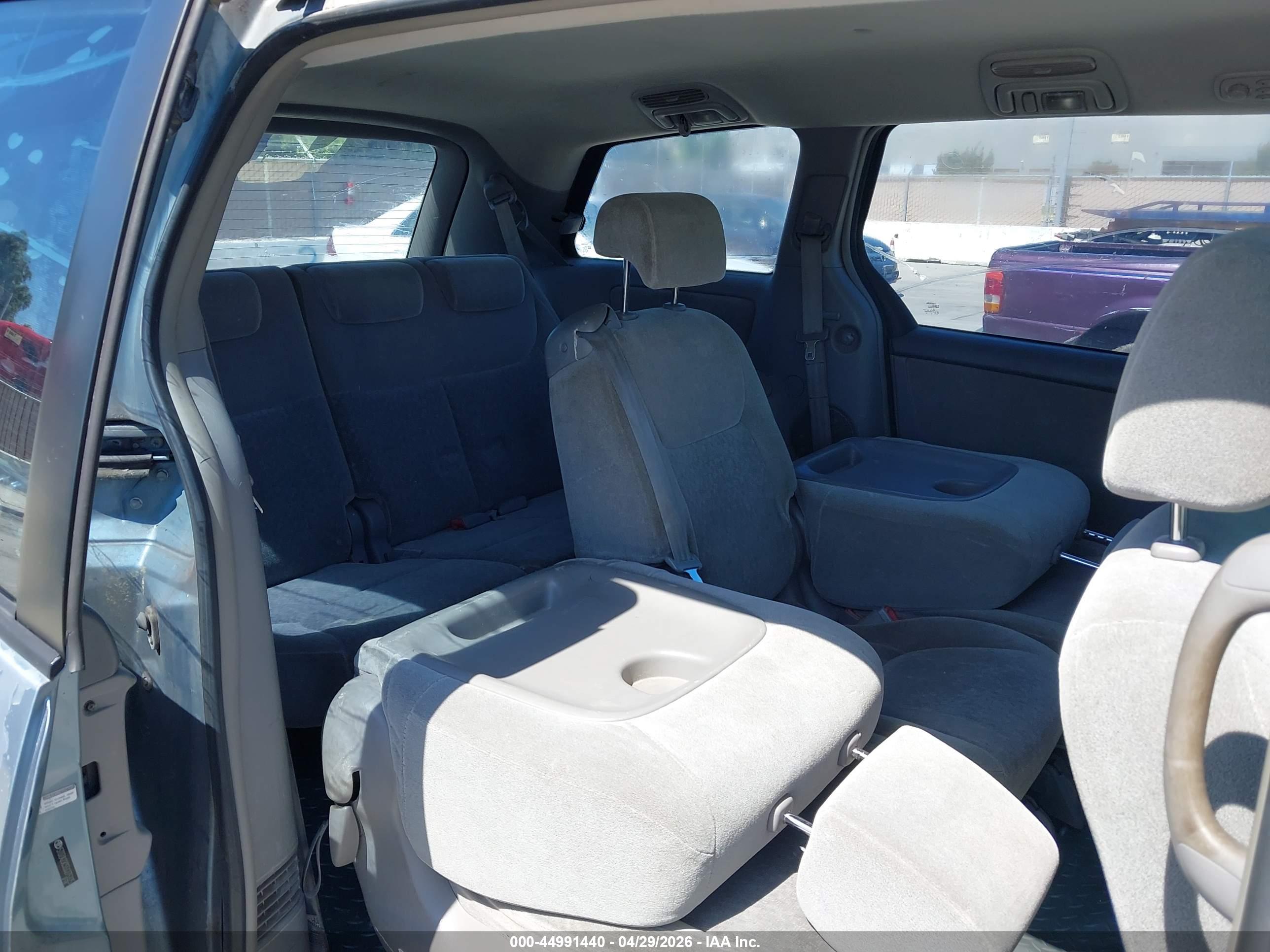 TOYOTA SIENNA image 8
