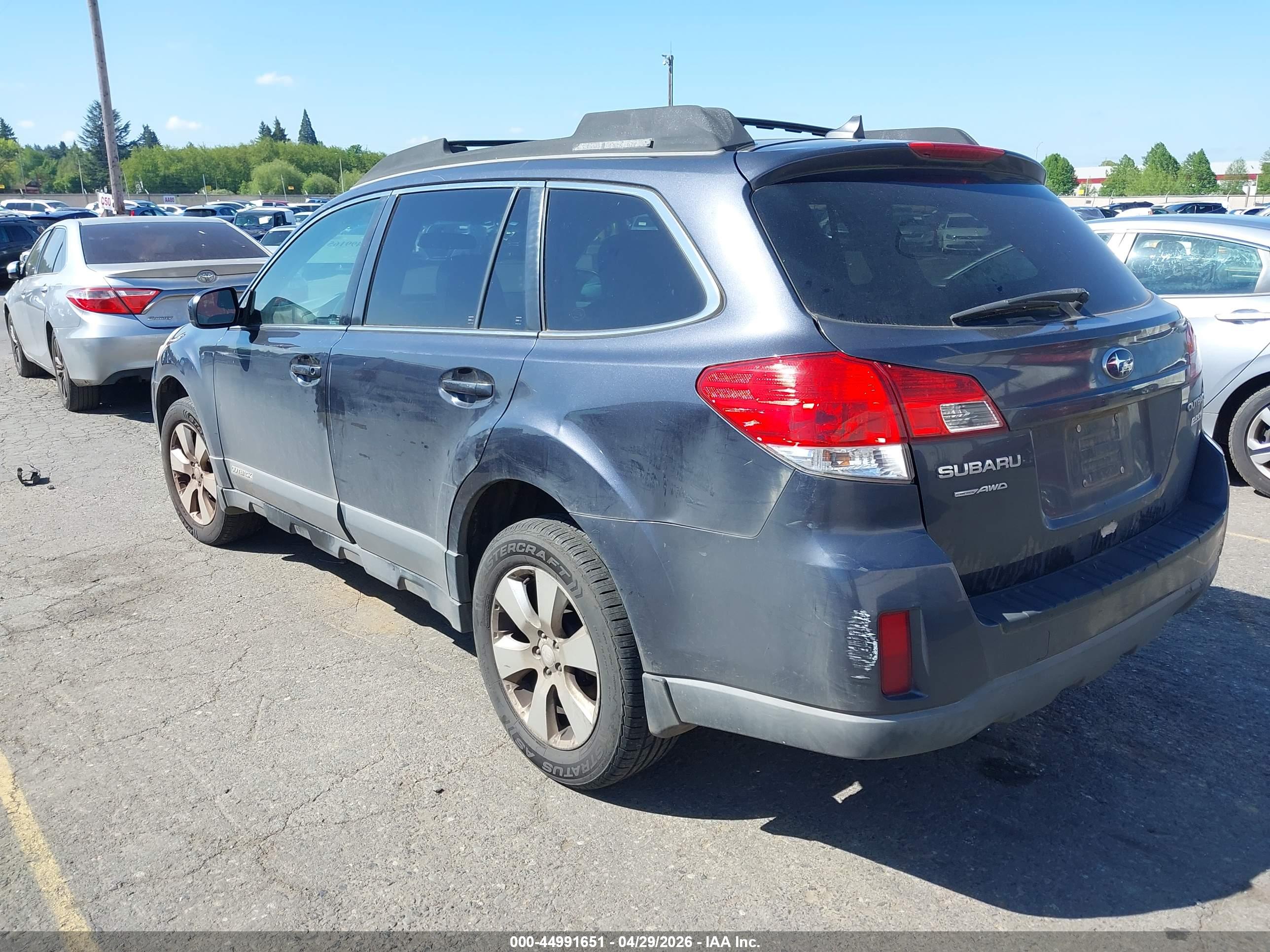 SUBARU OUTBACK image 3