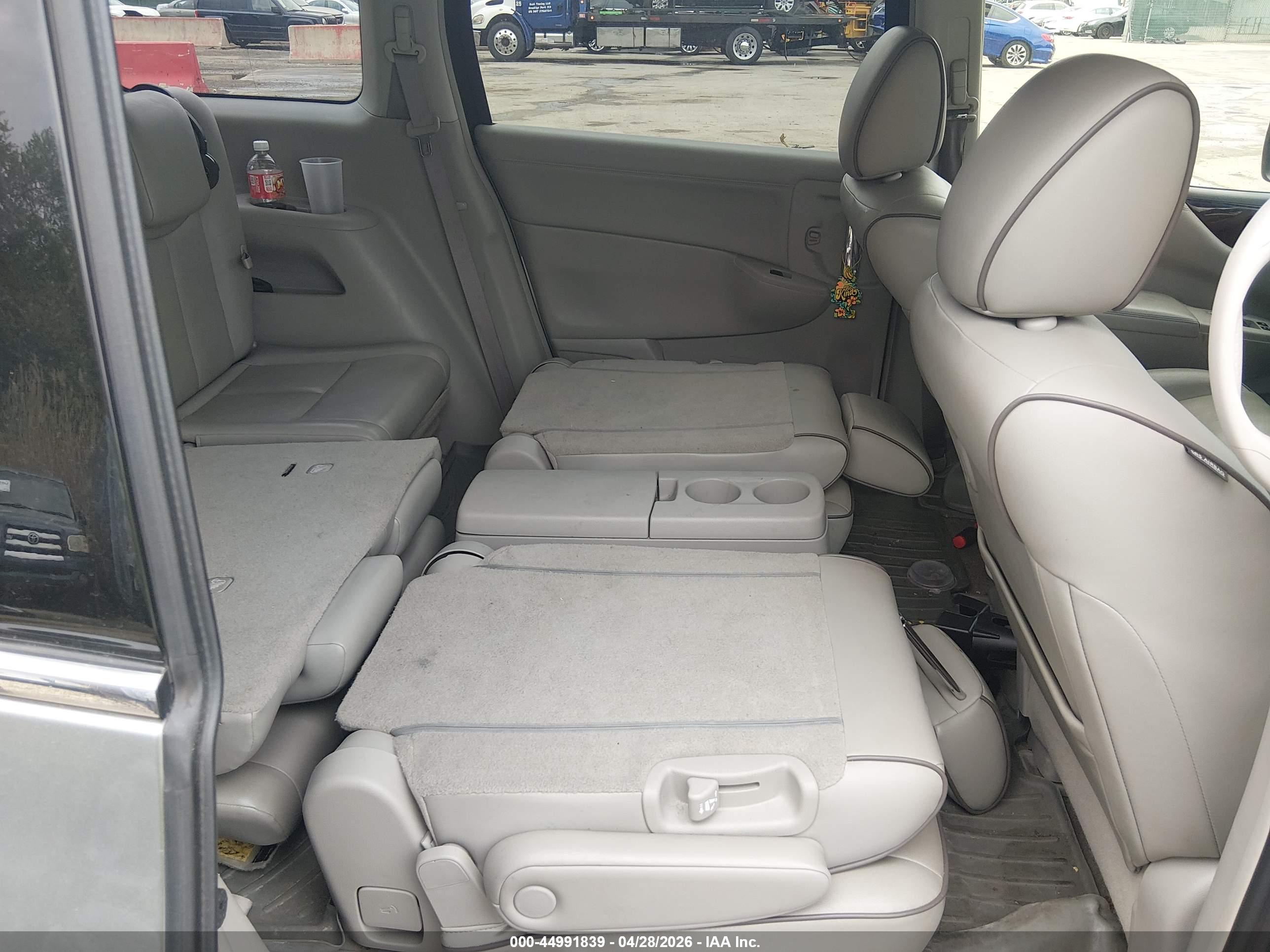 NISSAN QUEST image 8