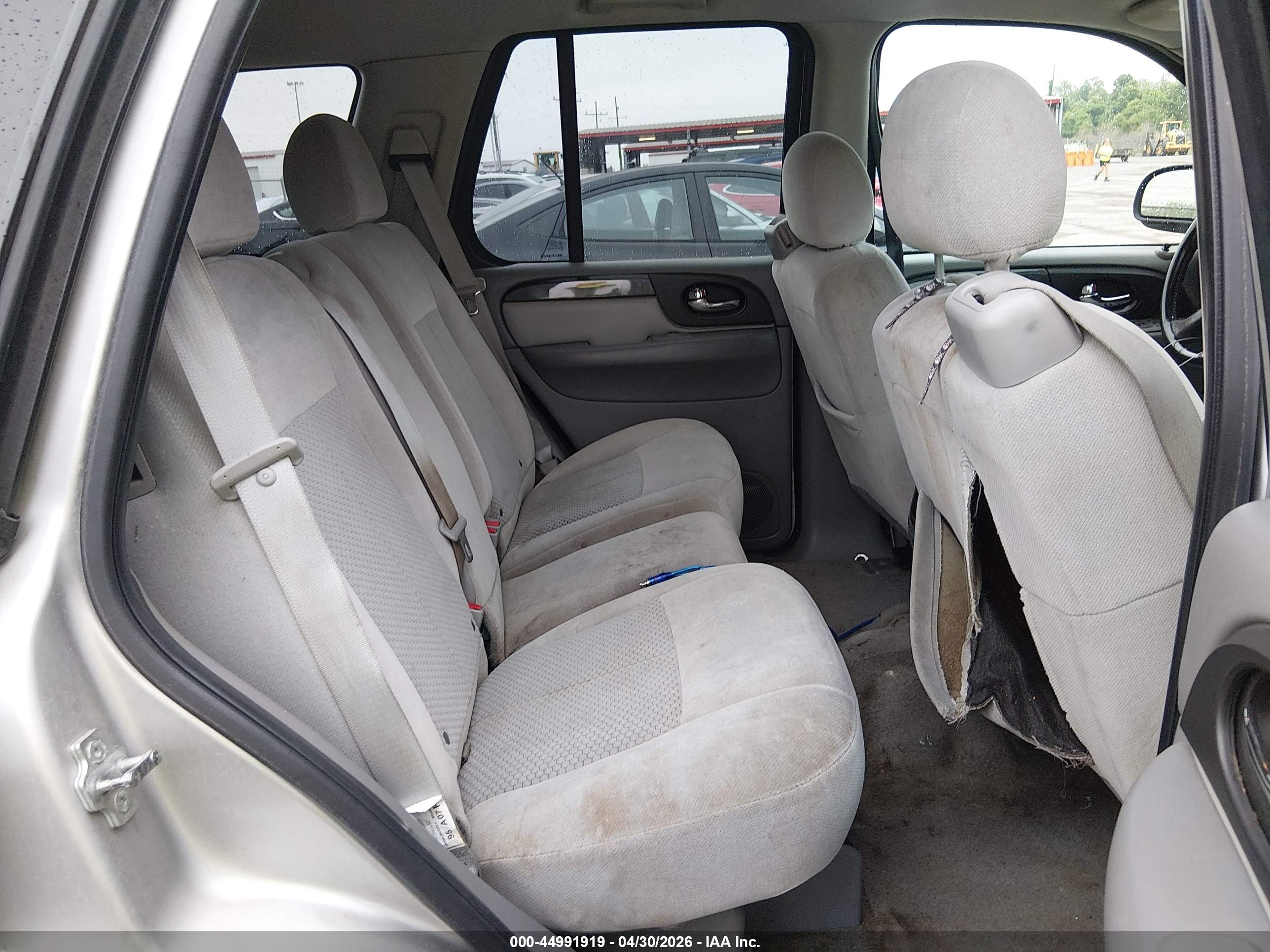 GMC ENVOY image 8