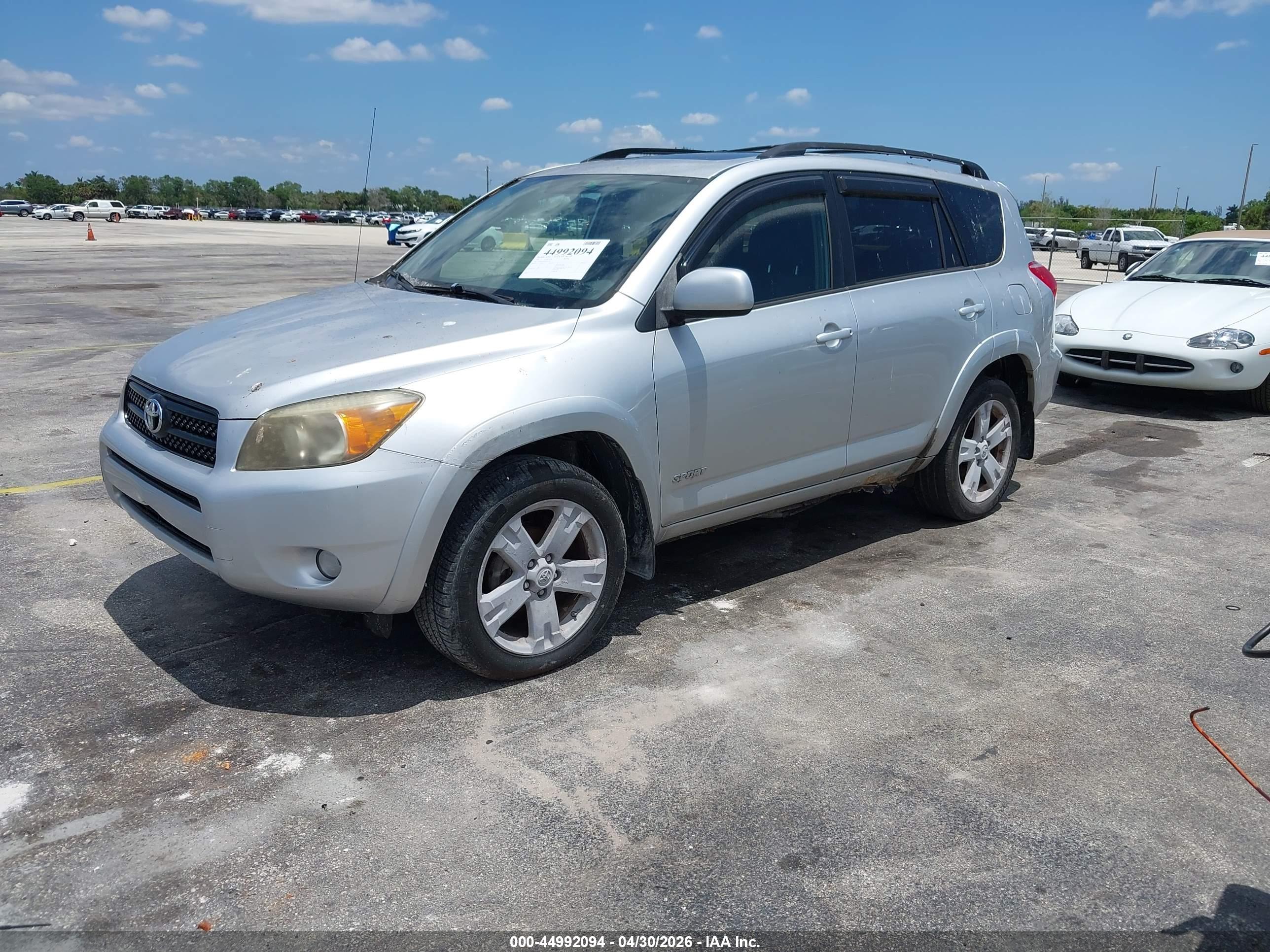 TOYOTA RAV4 image 2