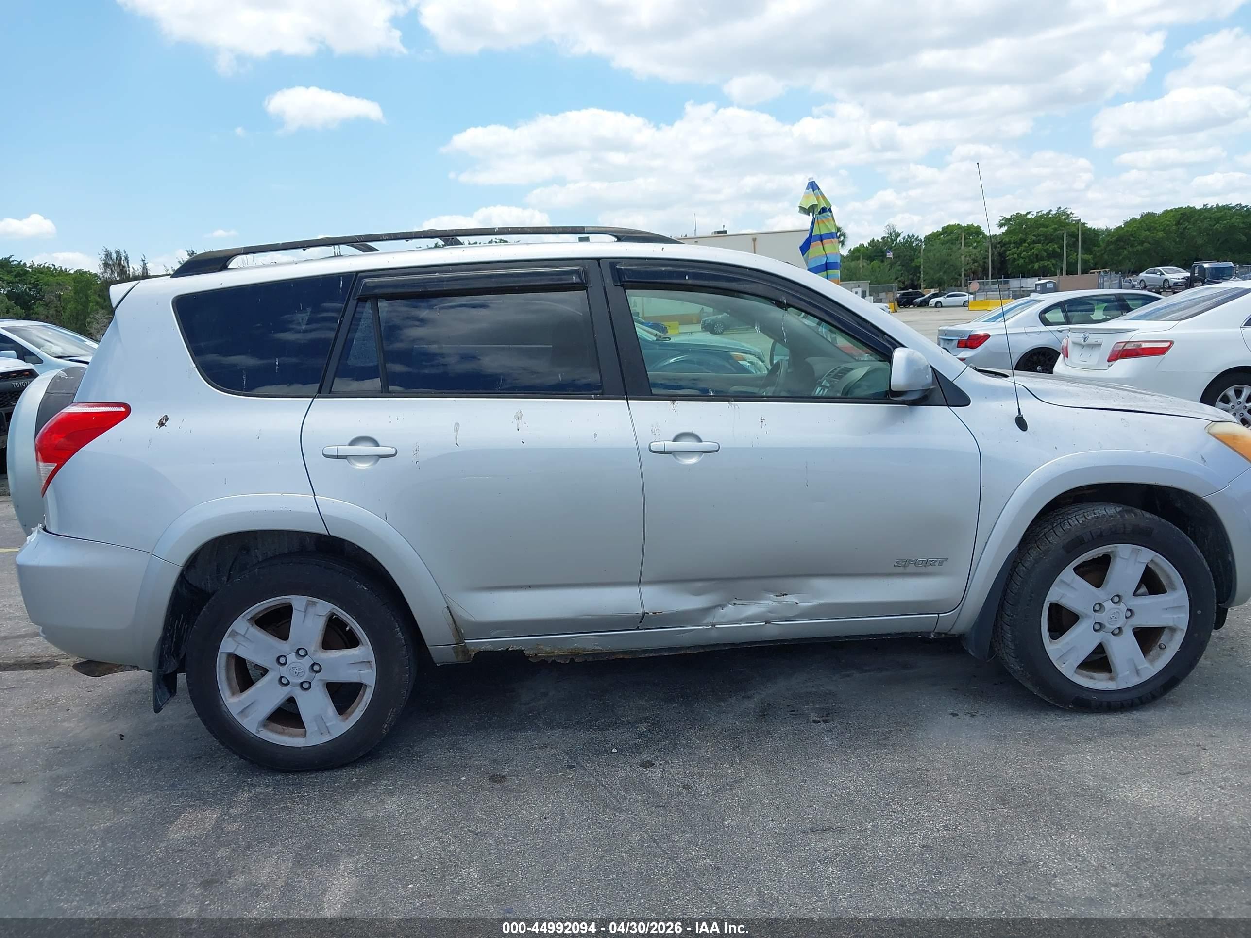 TOYOTA RAV4 image 6
