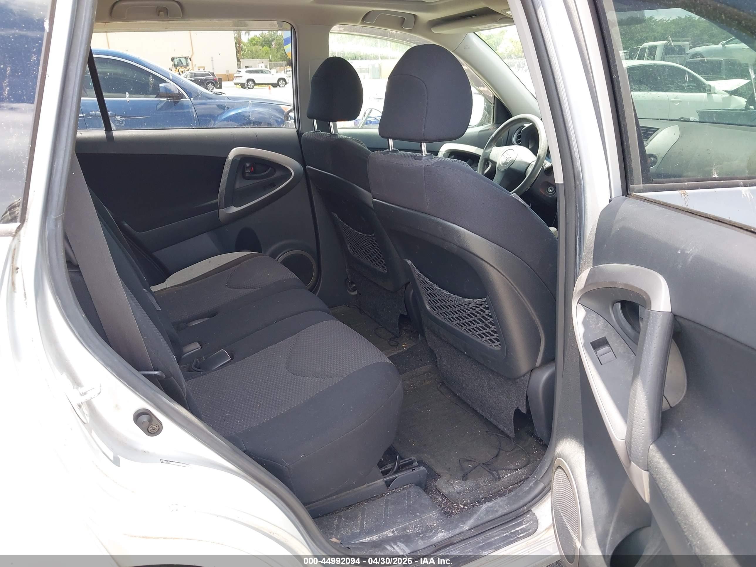TOYOTA RAV4 image 8