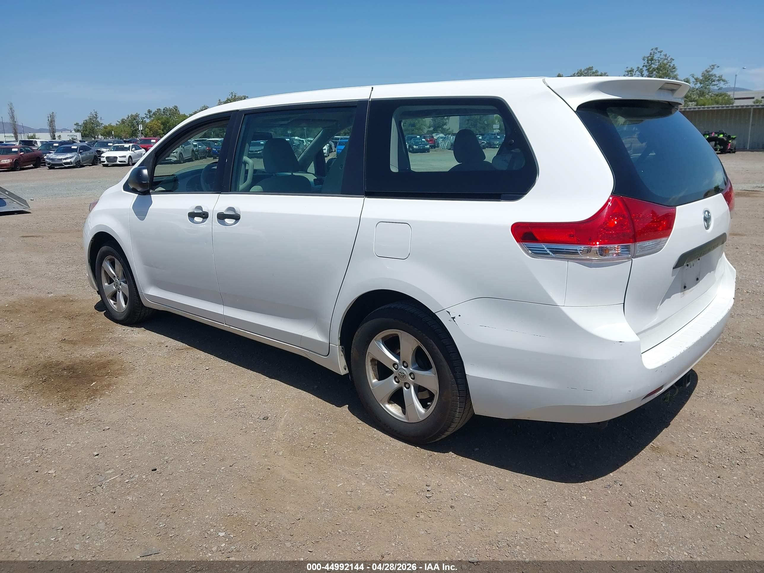 TOYOTA SIENNA image 3