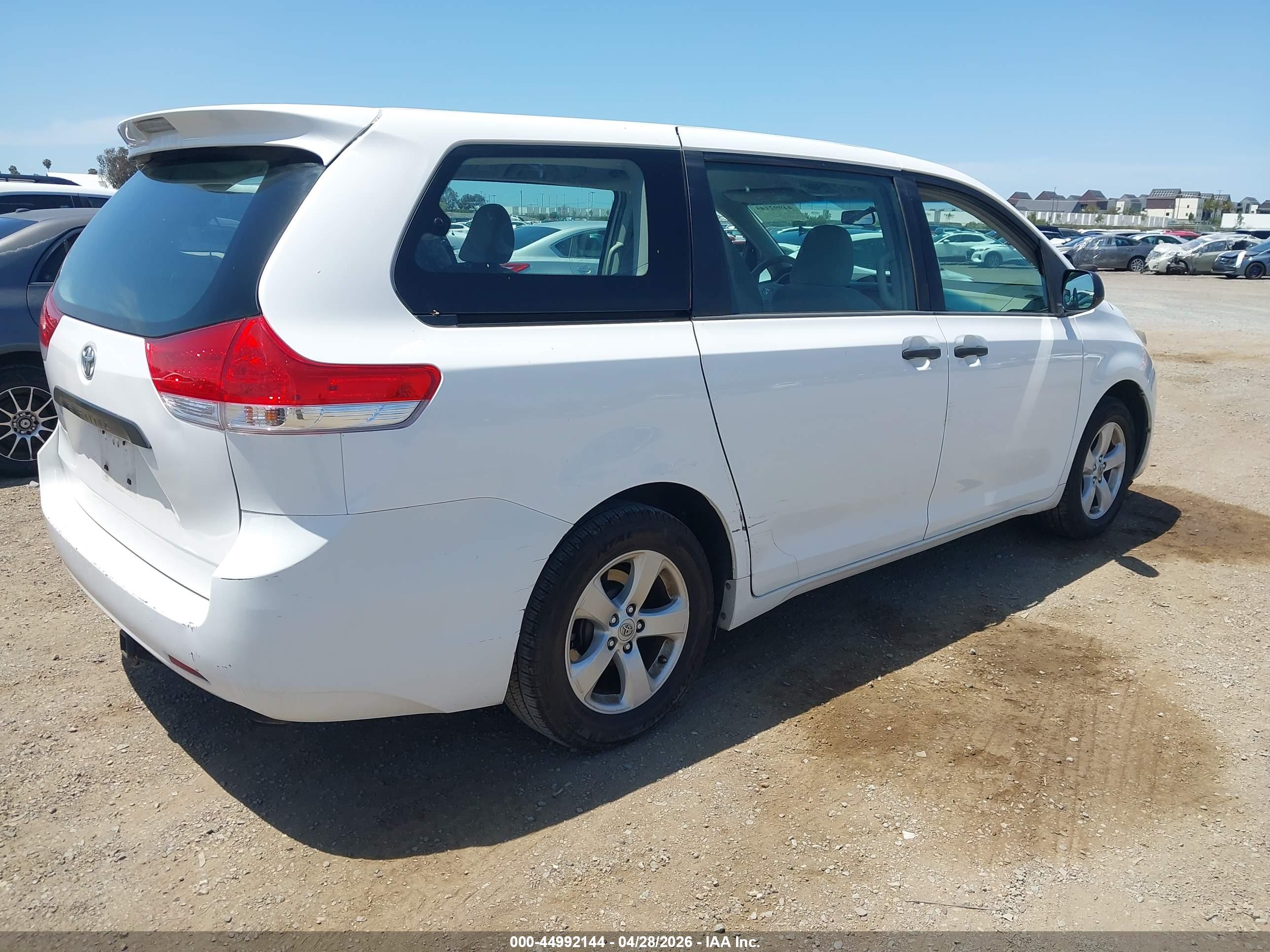 TOYOTA SIENNA image 4