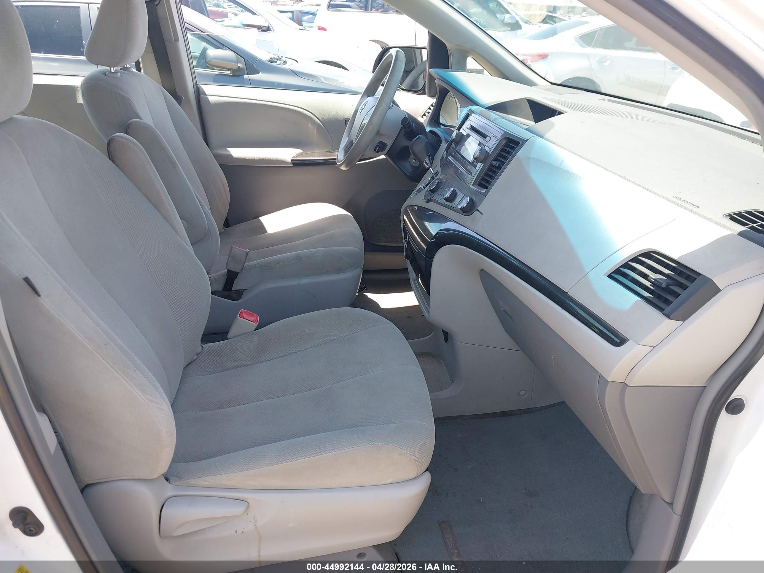 TOYOTA SIENNA image 5