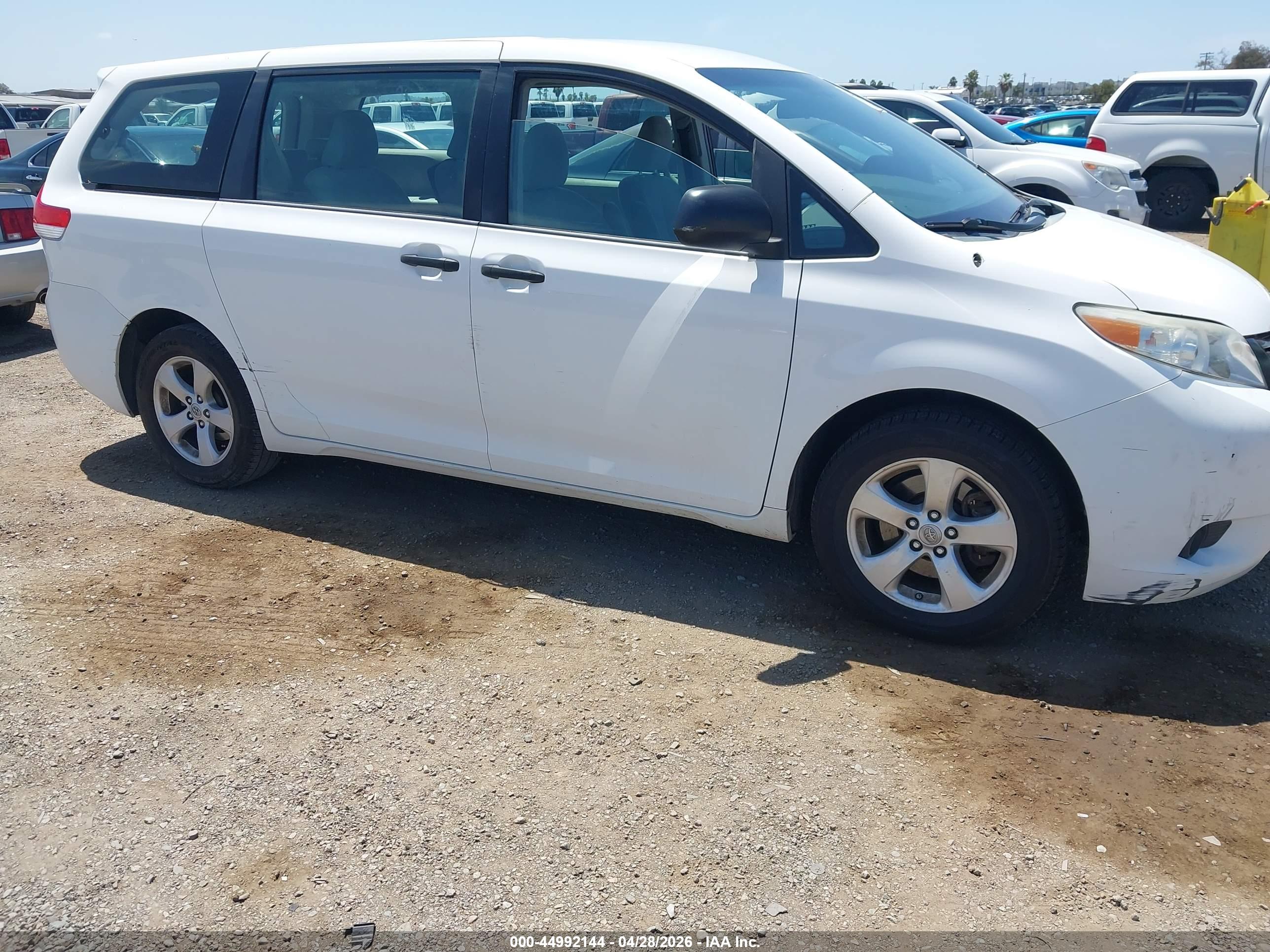 TOYOTA SIENNA image 6