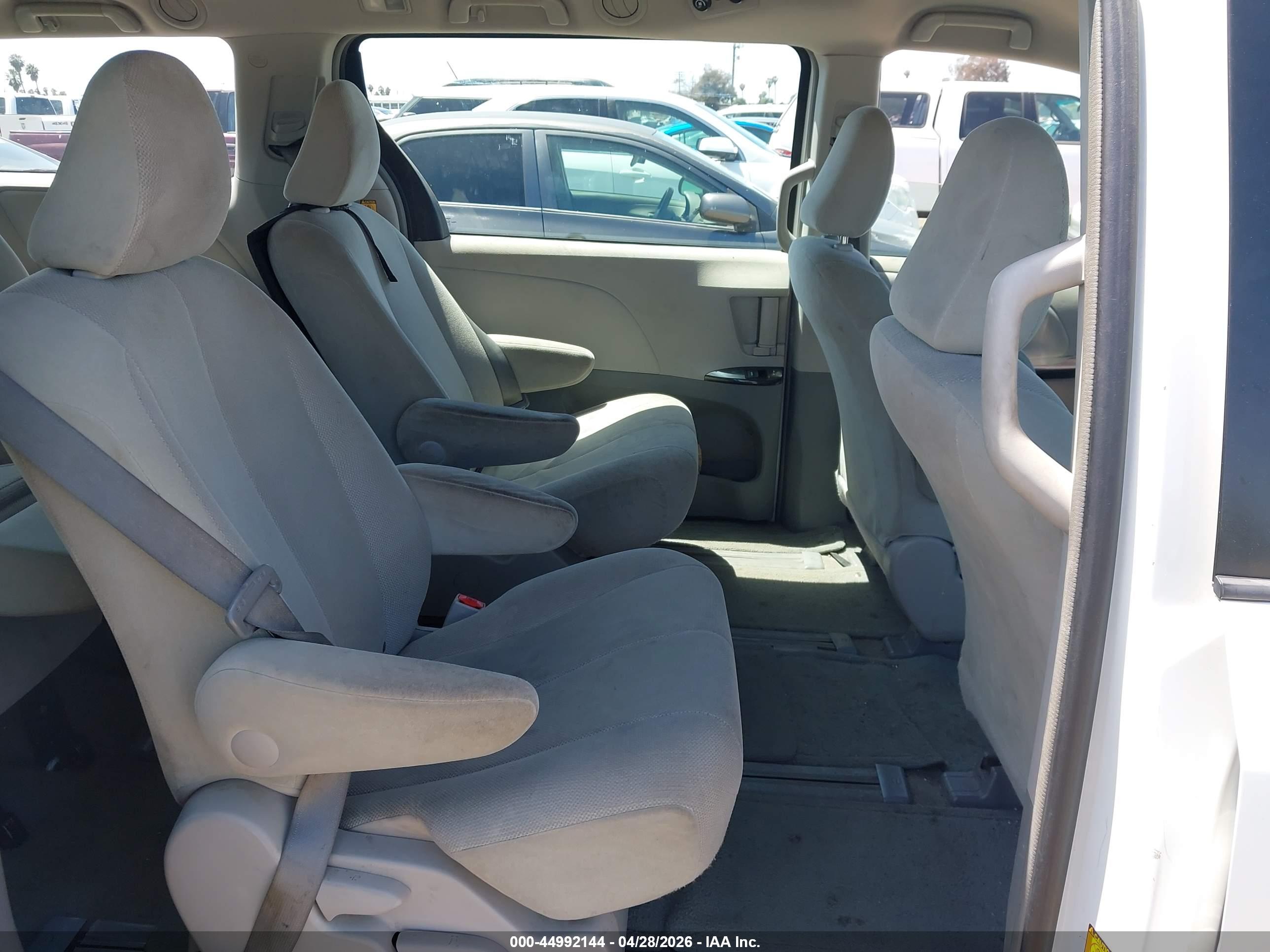 TOYOTA SIENNA image 8