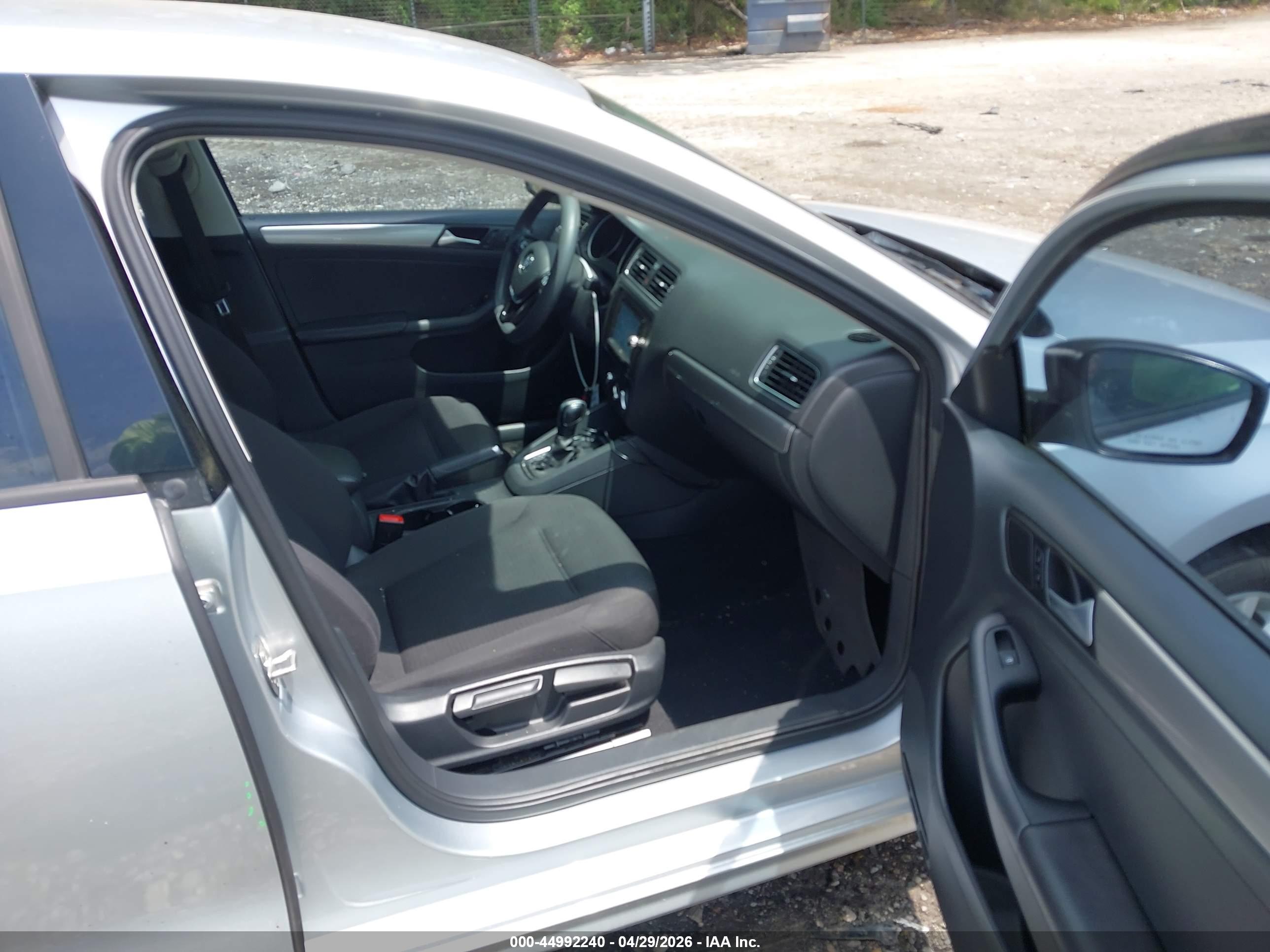 VOLKSWAGEN JETTA image 5