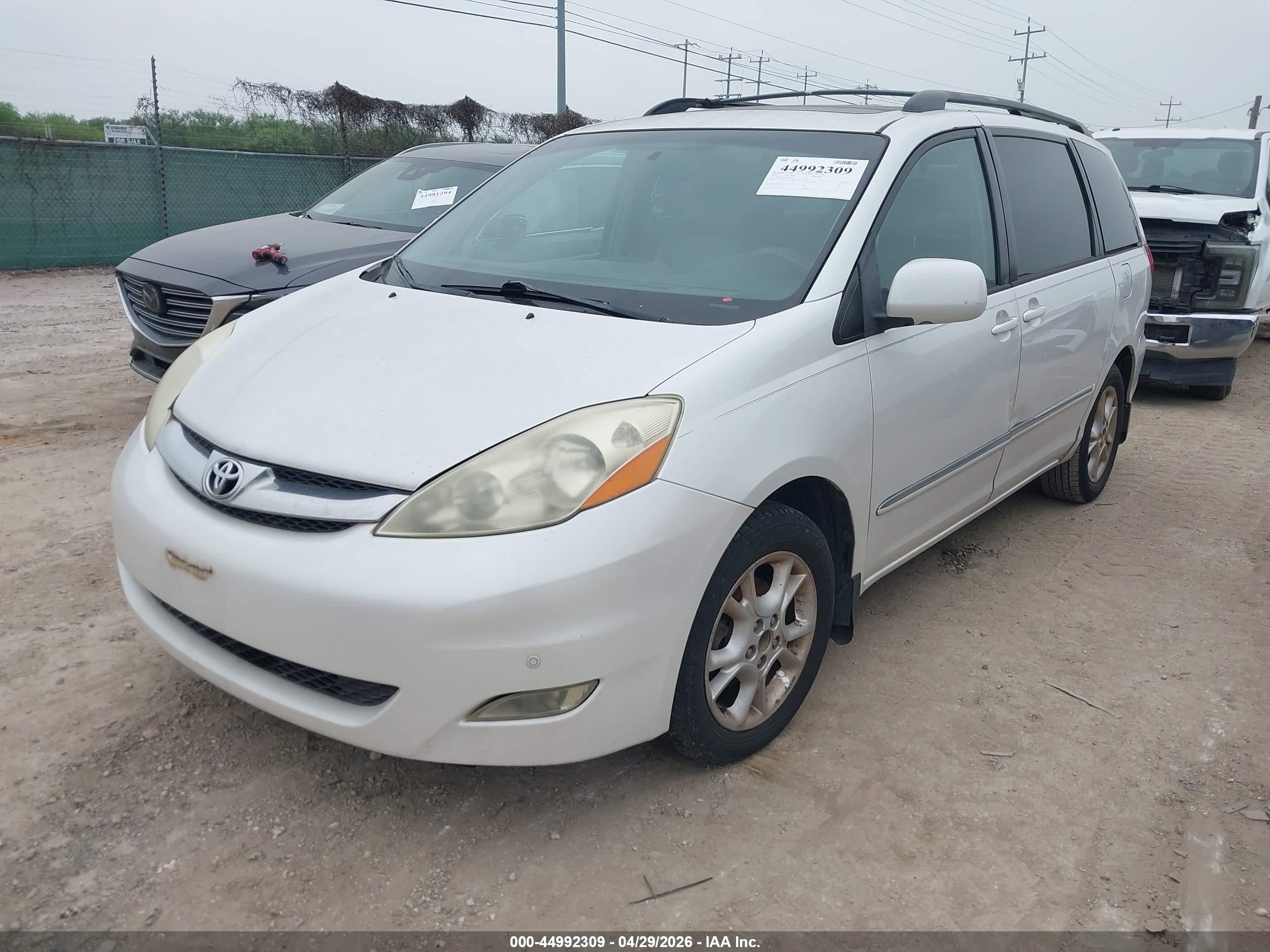 TOYOTA SIENNA image 2